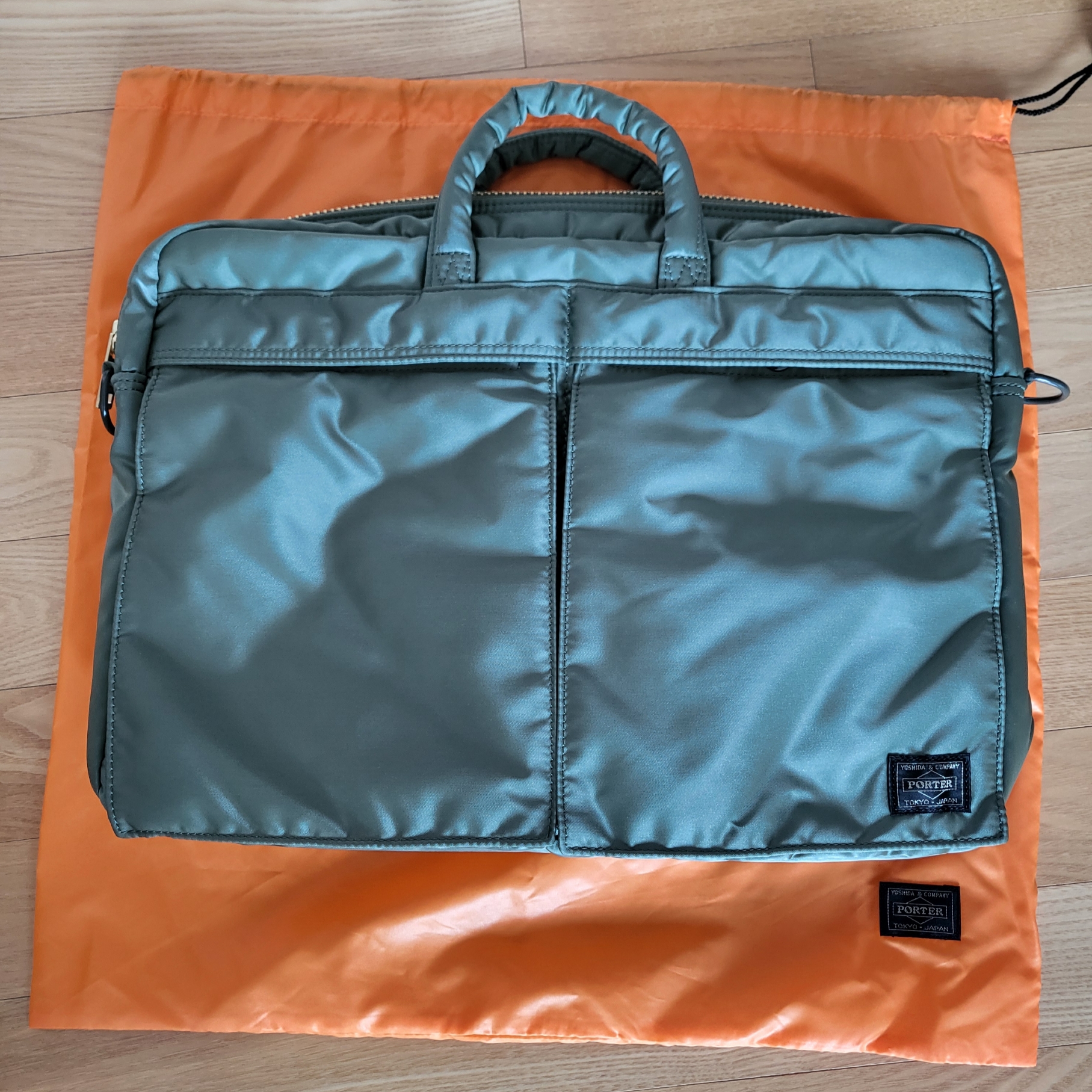 Porter Tanker 2Way Briefcase Sage Green 착용 스타일