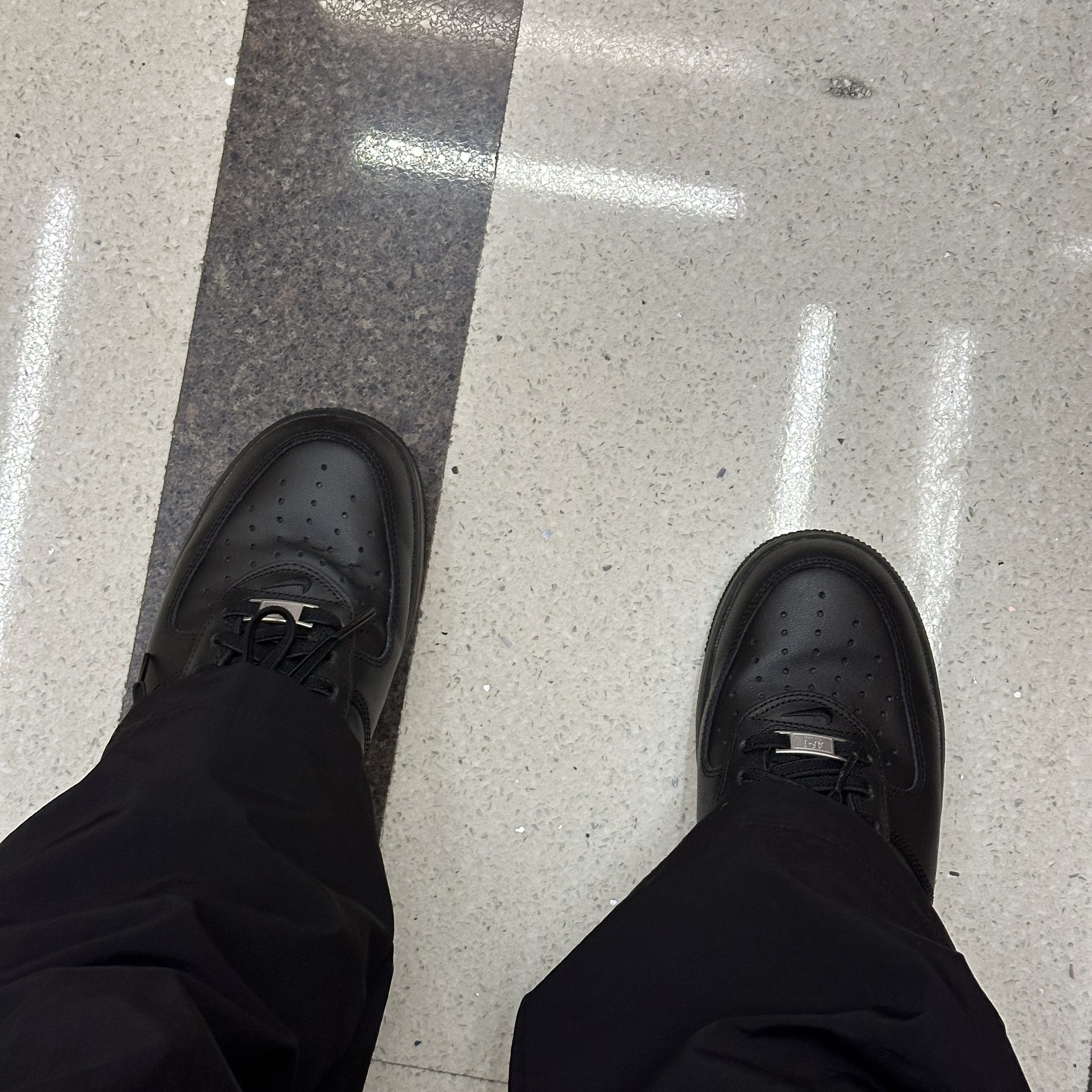 Nike x Supreme Air Force 1 Low Black 착용 스타일 - 1