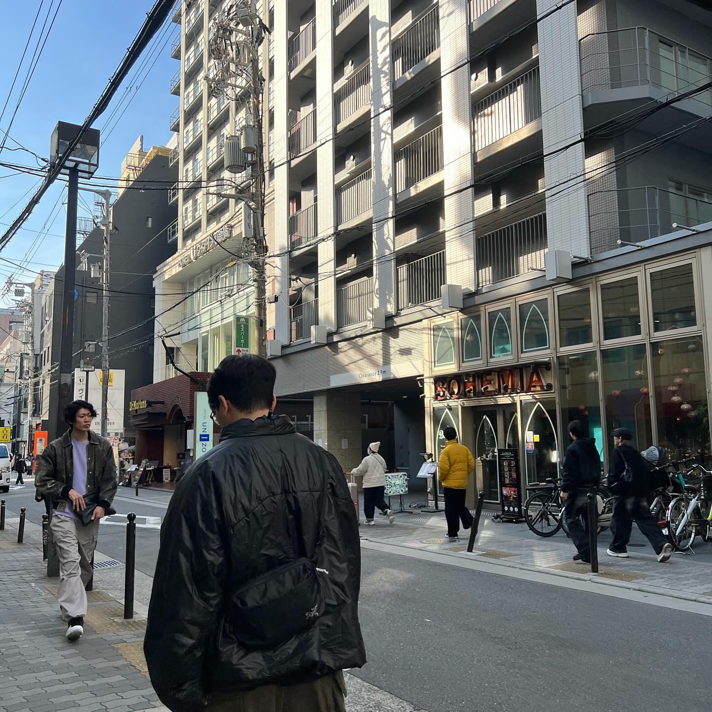 Yeezy Gap Engineered By Balenciaga Mock Neck Pullover Puffer Black, Arc'teryx Heliad 6 Crossbody Bag Black 착용 스타일