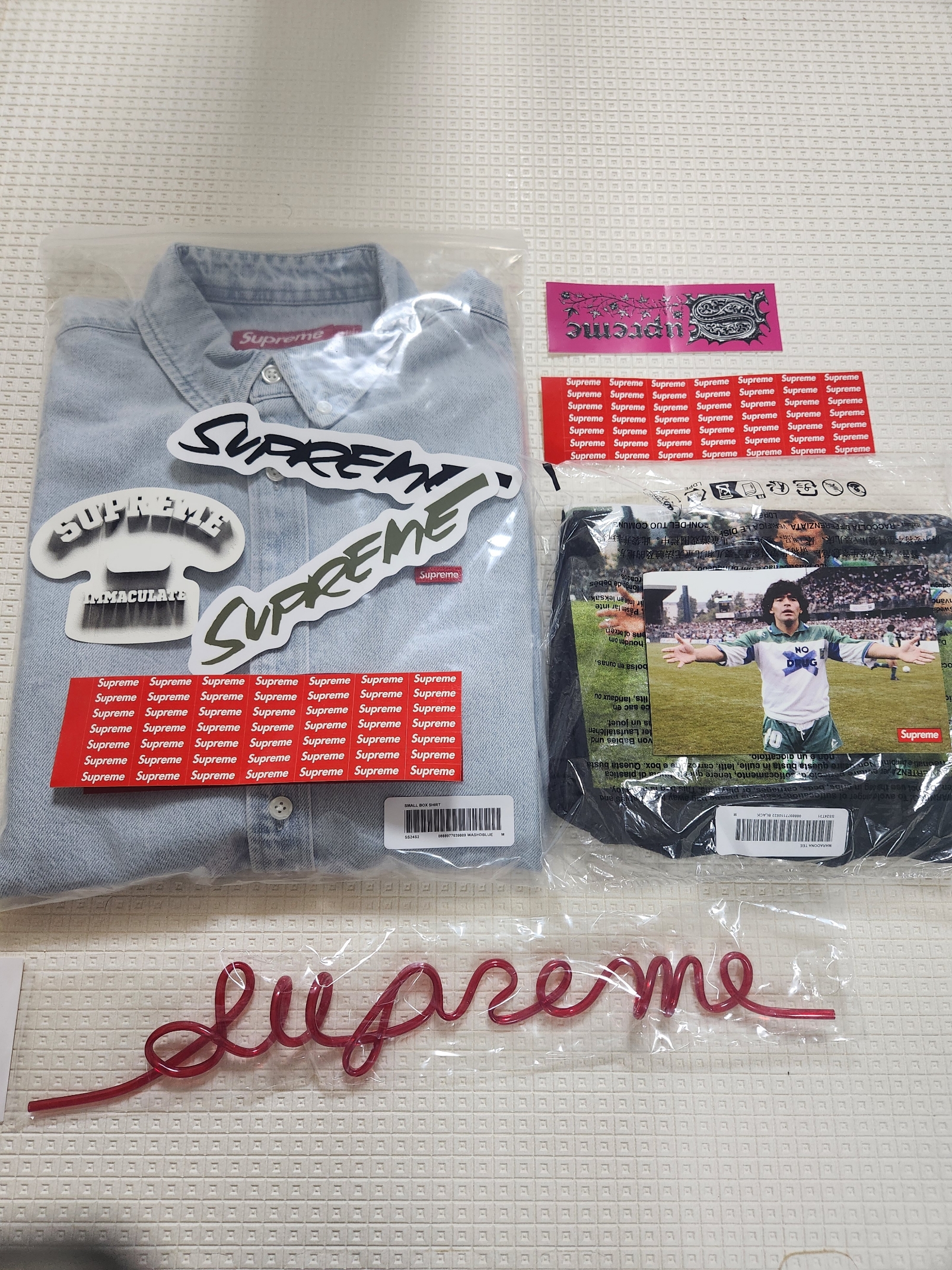 Supreme Small Box Shirt Washed Blue - 24SS, Supreme Maradona T-Shirt Black - 24SS 착용 스타일 - 2