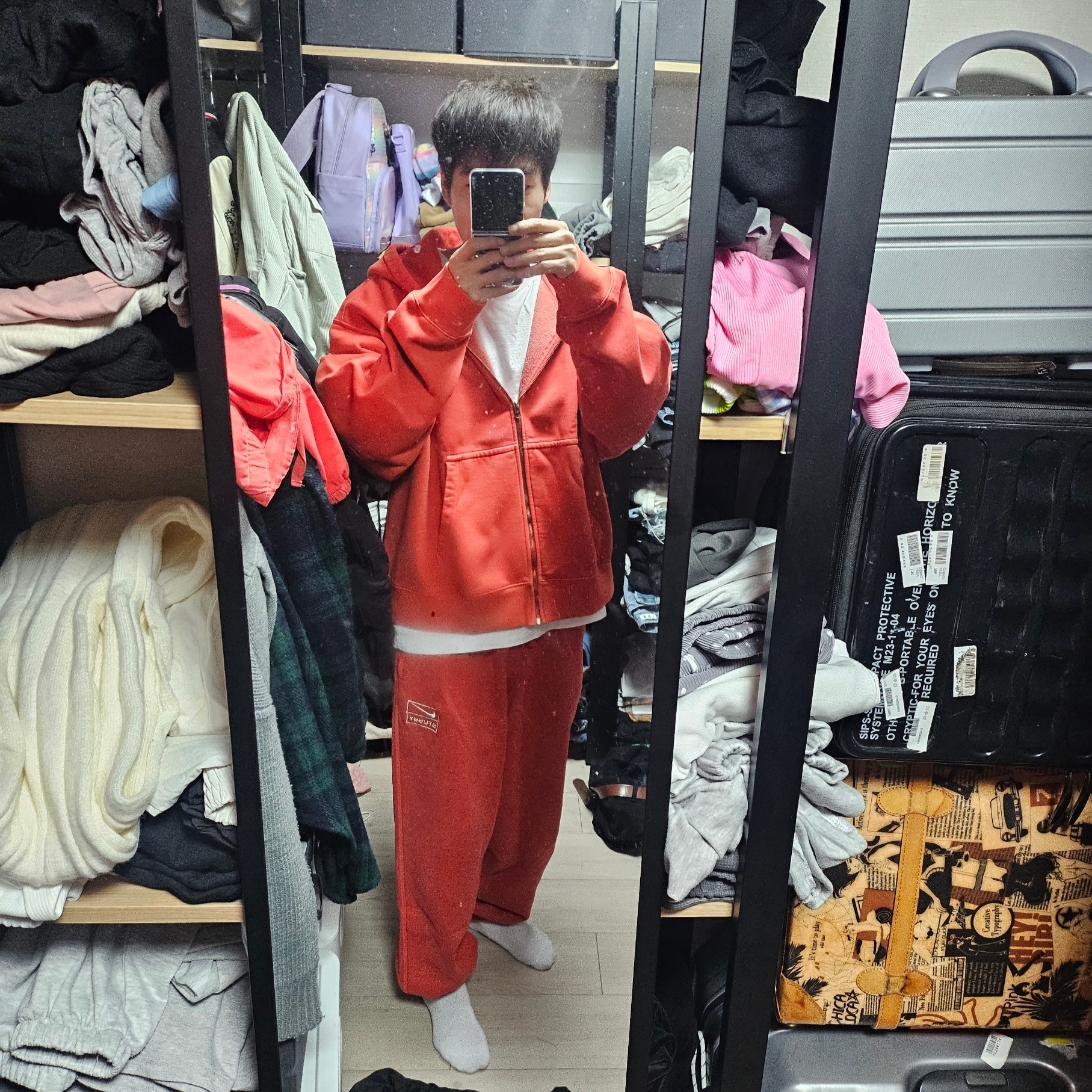 Nike x Stussy Pigment Dyed Fleece Pants Habanero Red (FJ9157-642), Nike x Stussy Full Zip Pigment Dyed Fleece Hoodie Habanero Red (FJ9161-642) 착용 스타일
