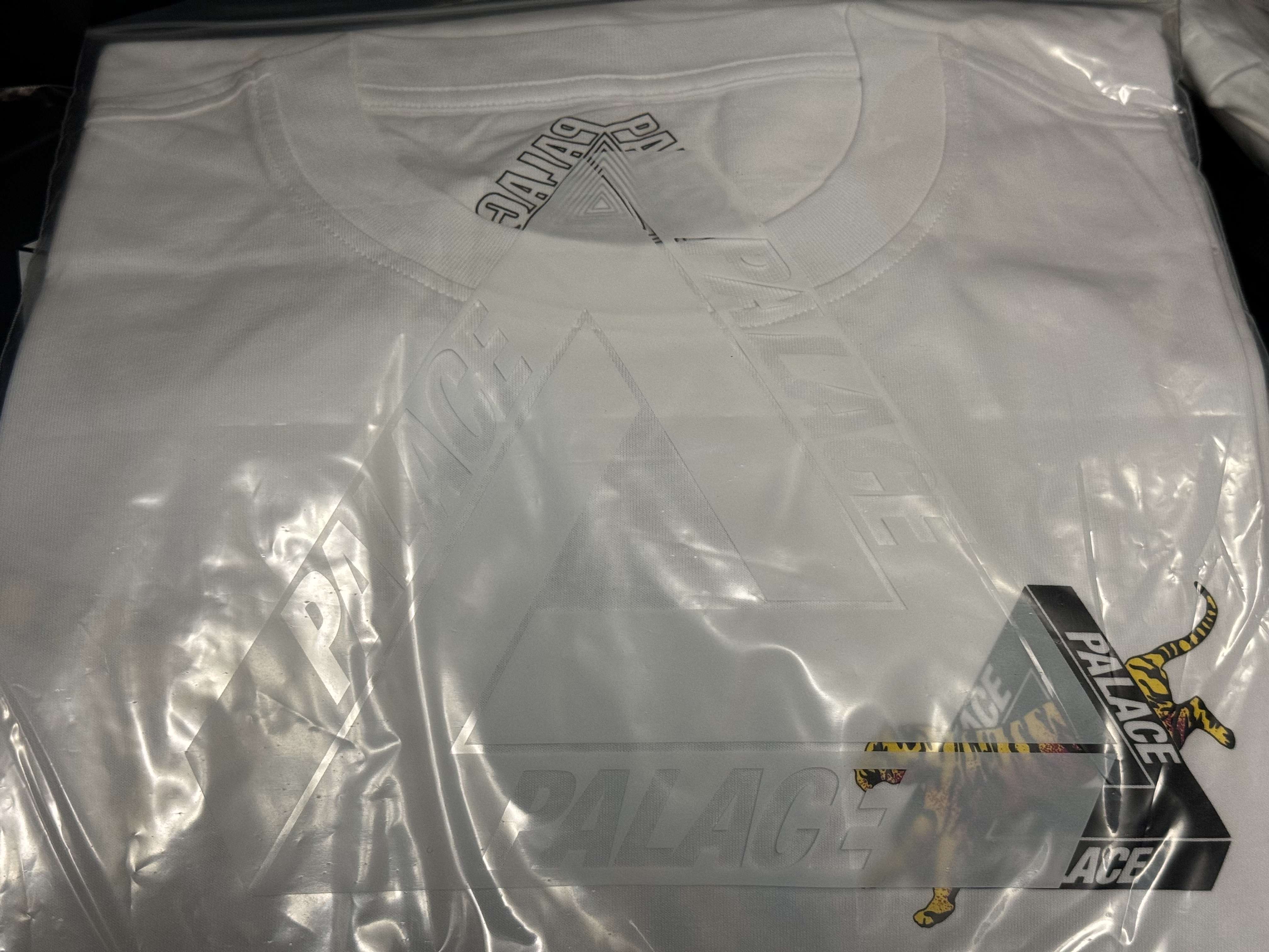 Palace Korea Tri-Ferg T-Shirt White - 24SS 착용 스타일