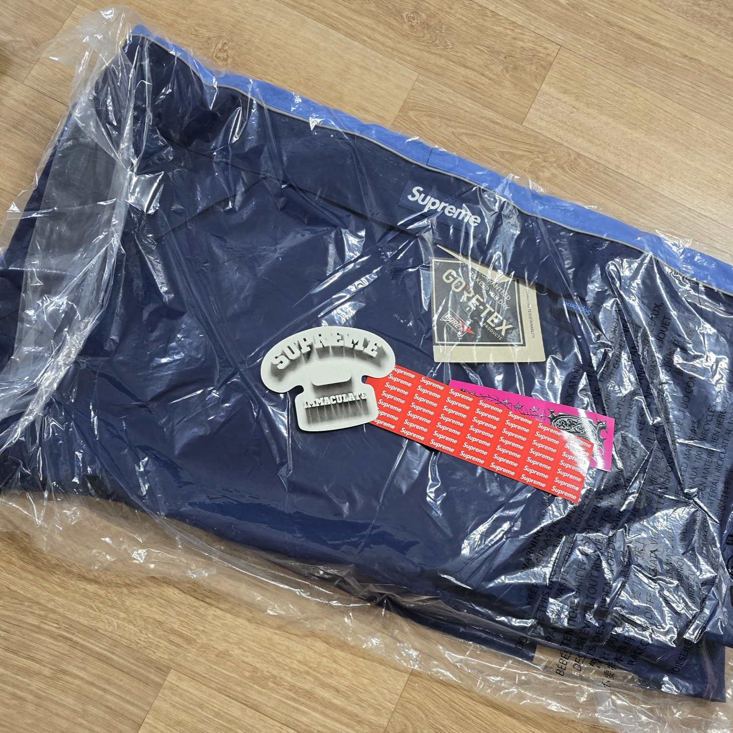 Supreme Gore-Tex Anorak Blue - 24SS, Supreme Futura Box Logo T-Shirt White - 24SS 착용 스타일 - 3