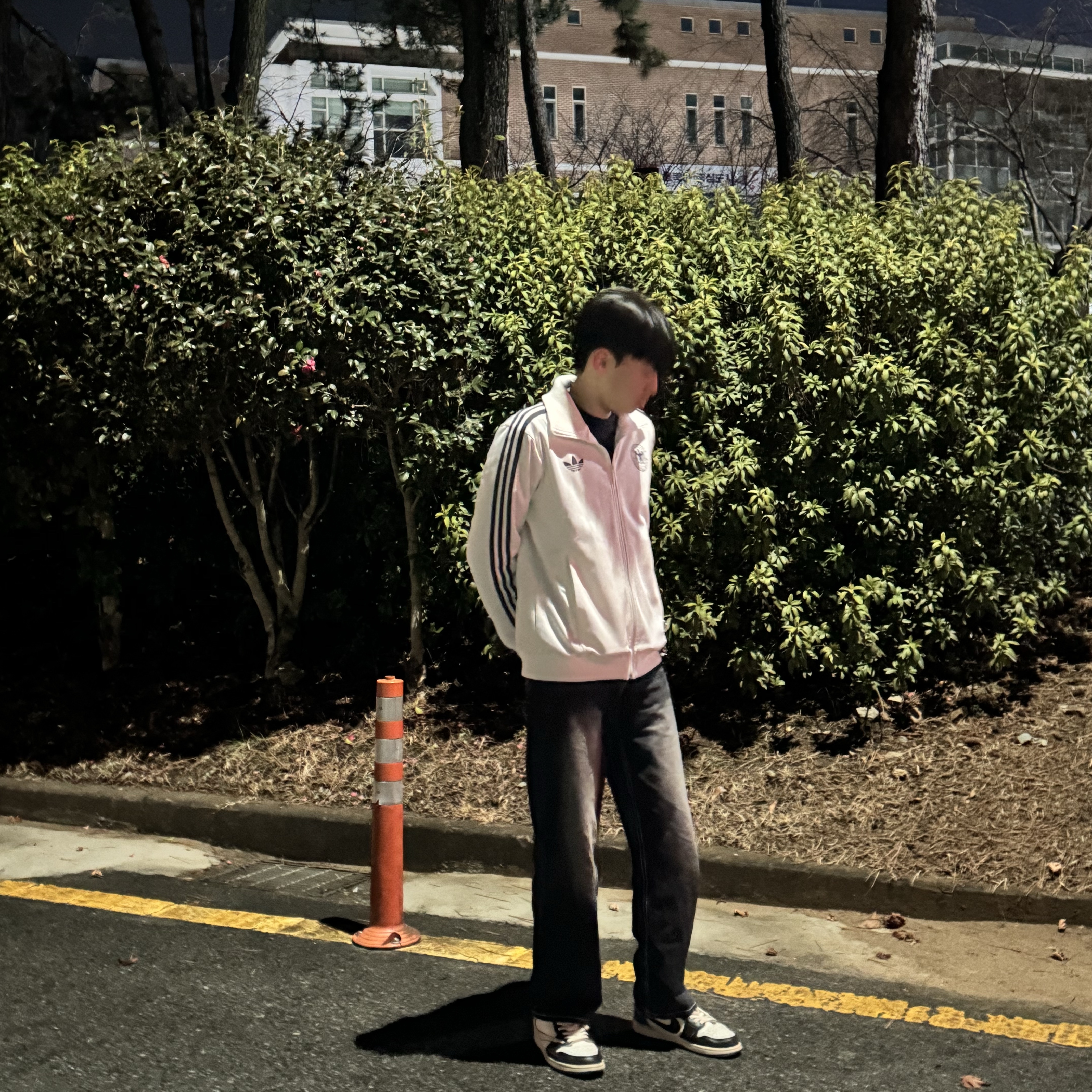 Jordan 1 x Travis Scott x Fragment Retro Low OG SP Military Blue, Stussy 8 Ball Keychain Black 착용 스타일 - 2