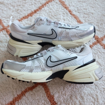 Nike V2K Run Summit White Metallic Silver 착용 스타일