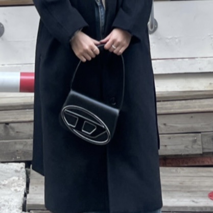 Diesel 1DR Shoulder Bag in Nappa Leather Black 착용 스타일 - 2