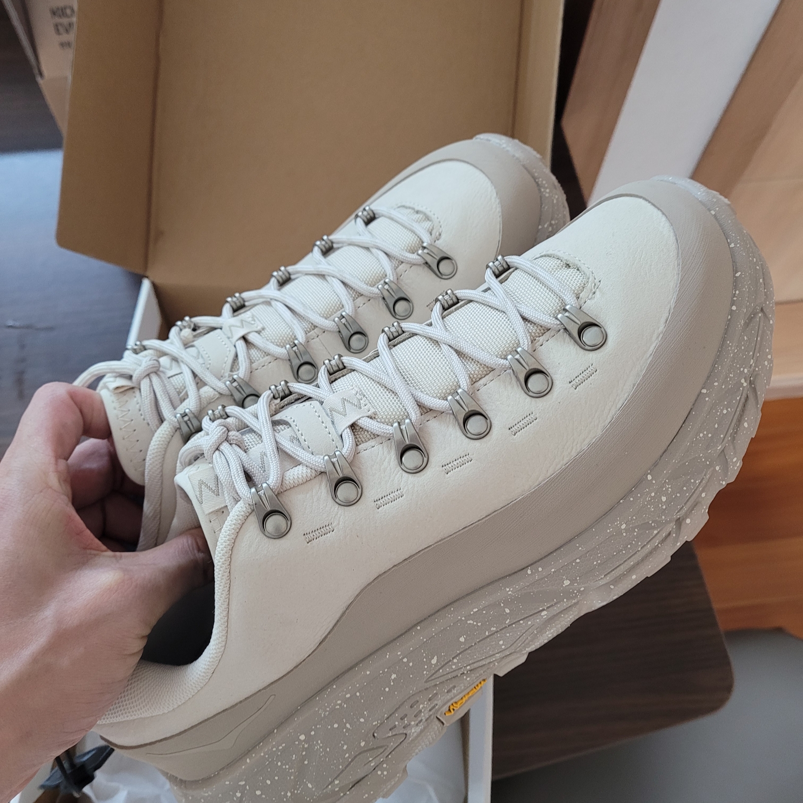 Hoka Tor Summit 2 Oat Milk Oxford Tan 착용 스타일 - 1