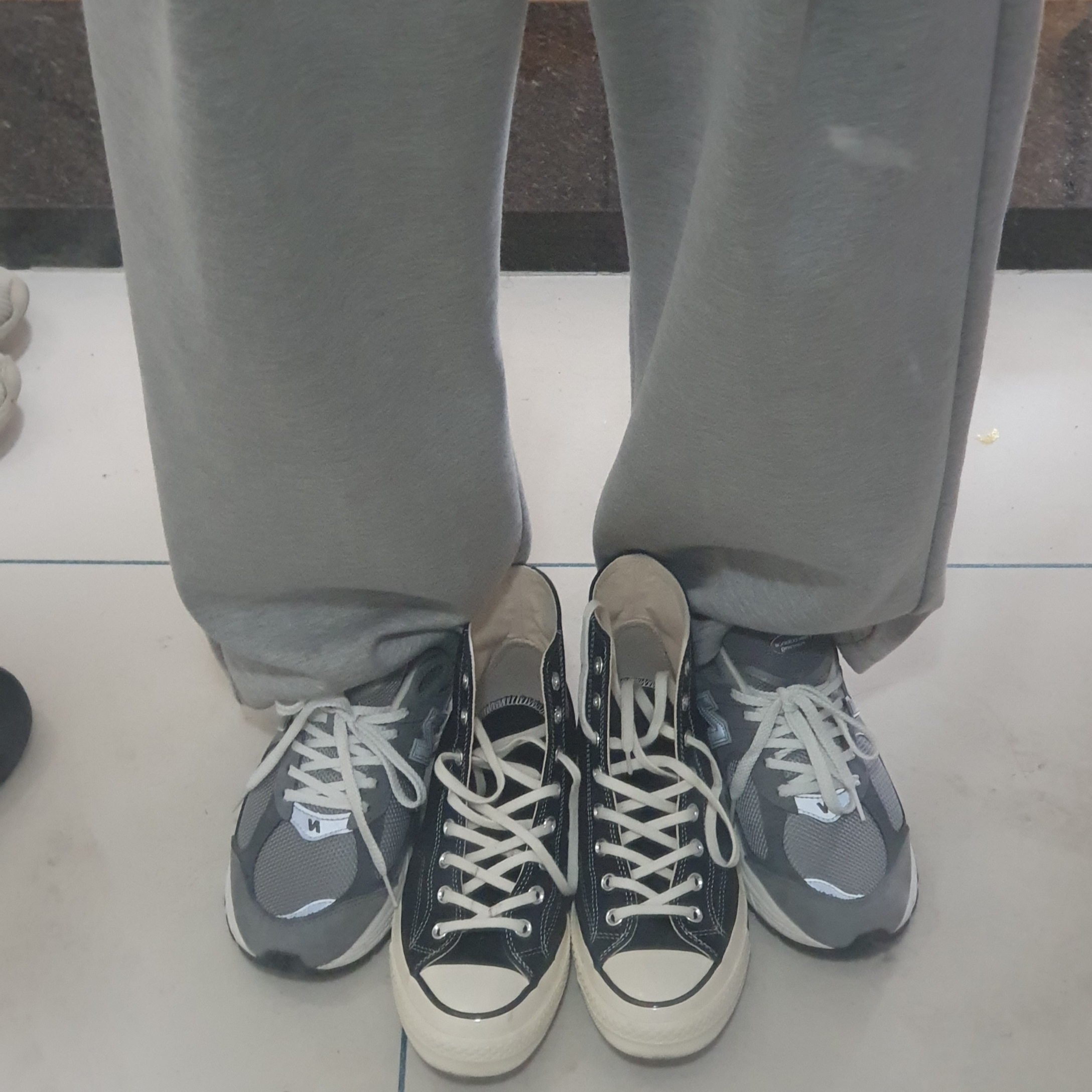 Converse Chuck 70 Hi Black, New Balance 2002R Premium Vintage Grey 착용 스타일