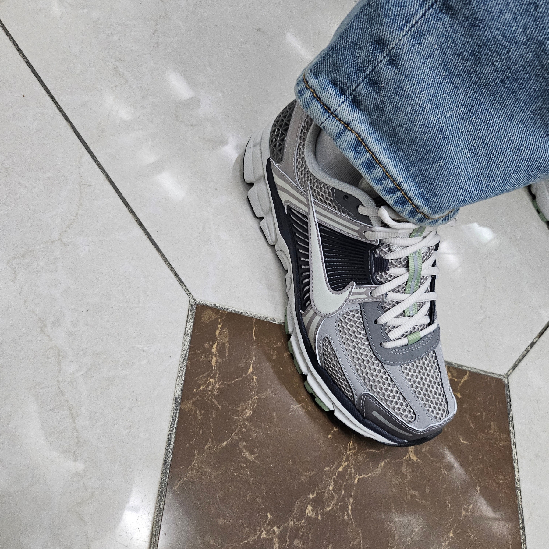 (W) Nike Zoom Vomero 5 Cobblestone and Flat Pewter 착용 스타일 - 2