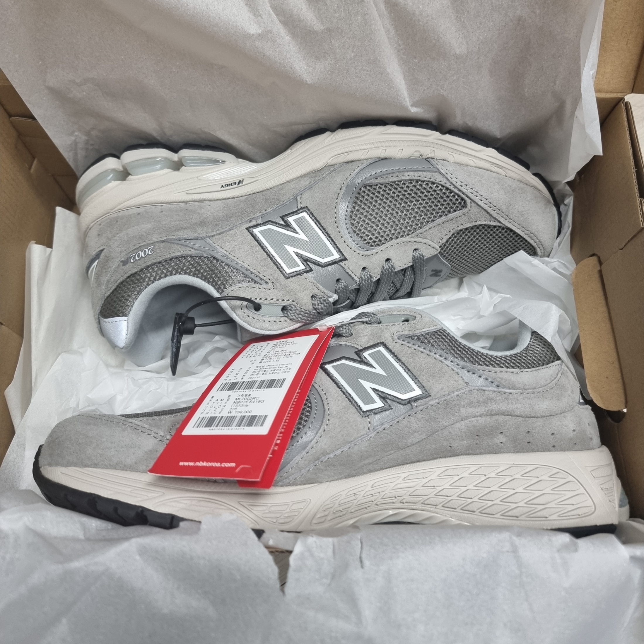New Balance 2002R Grey 착용 스타일