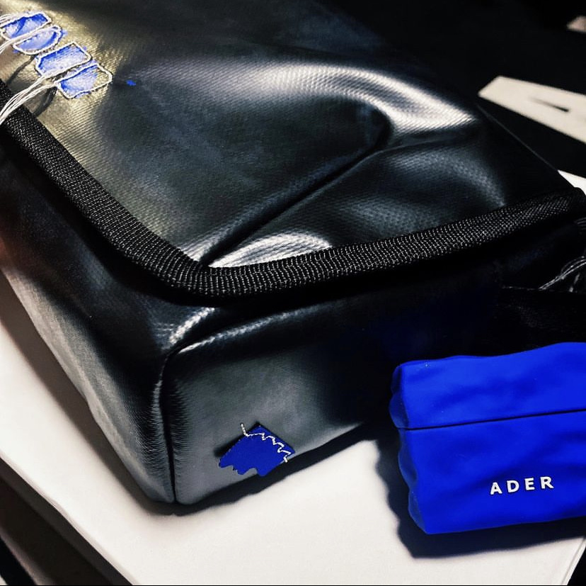 Ader Error Trace Admore Crossbody Bag Black, Casetify x Ader Error AirPods Pro Case 착용 스타일 - 1
