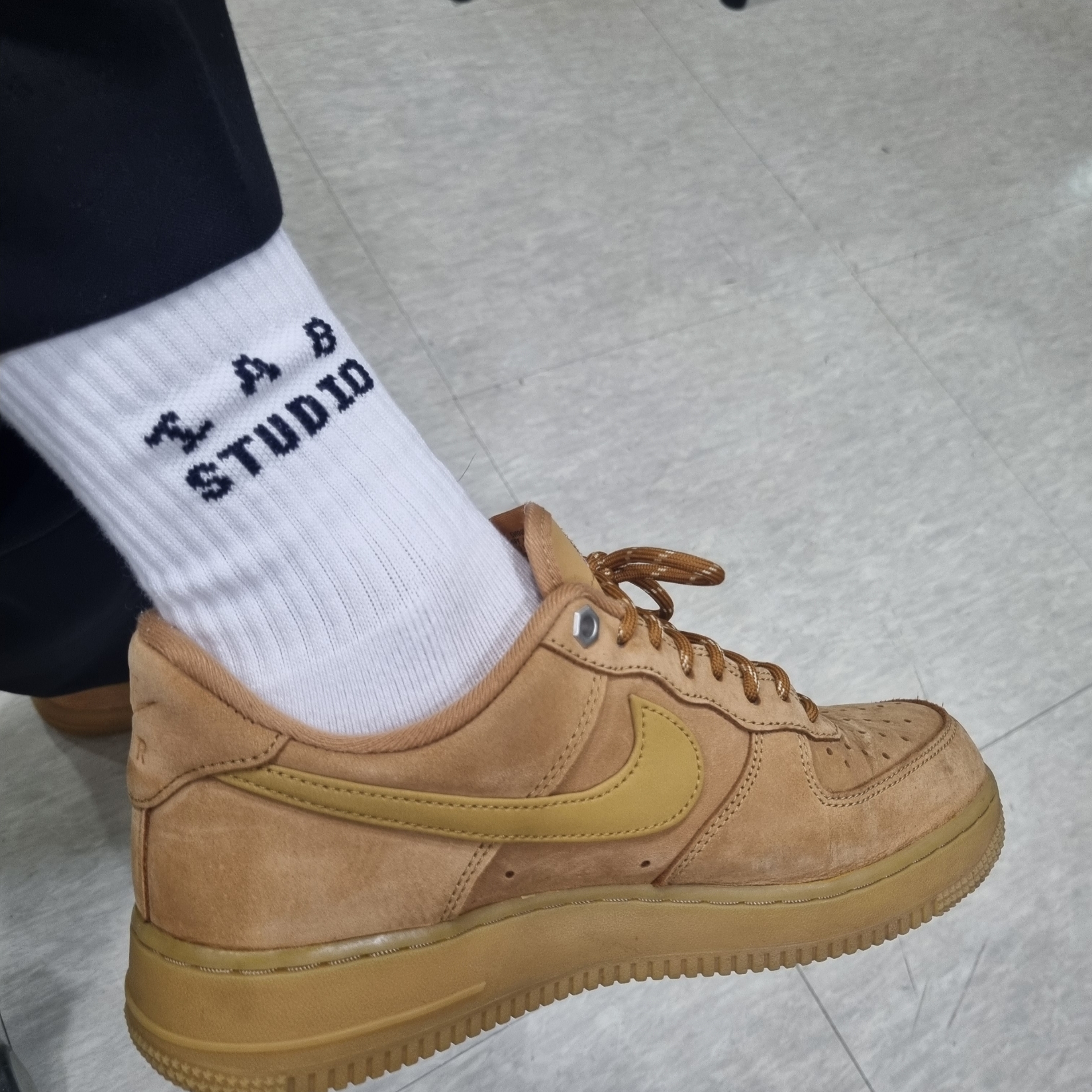 IAB Studio Socks White (5 Pack), Nike Air Force 1 '07 WB Flax 착용 스타일