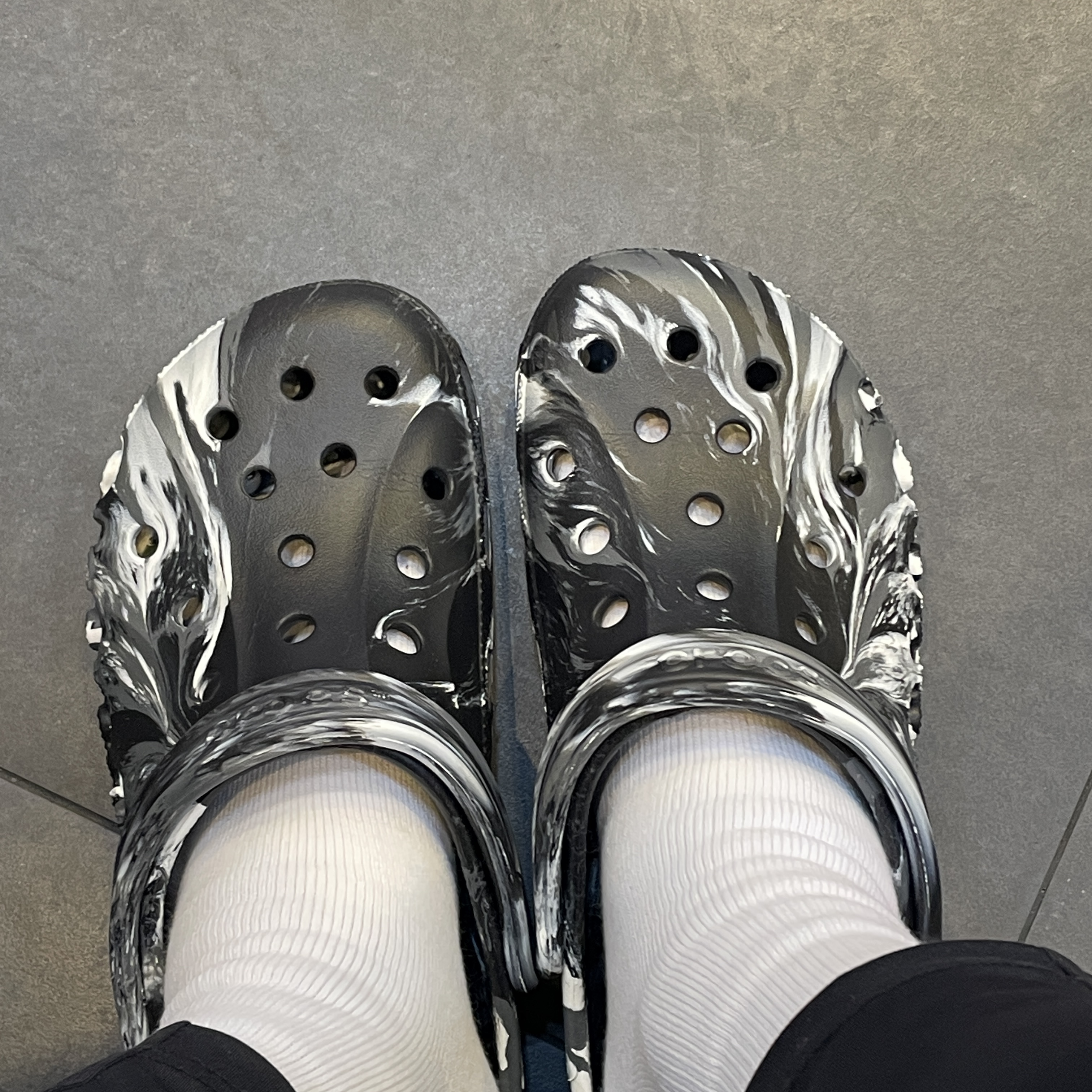Crocs Marbled Baya Clog Black 착용 스타일