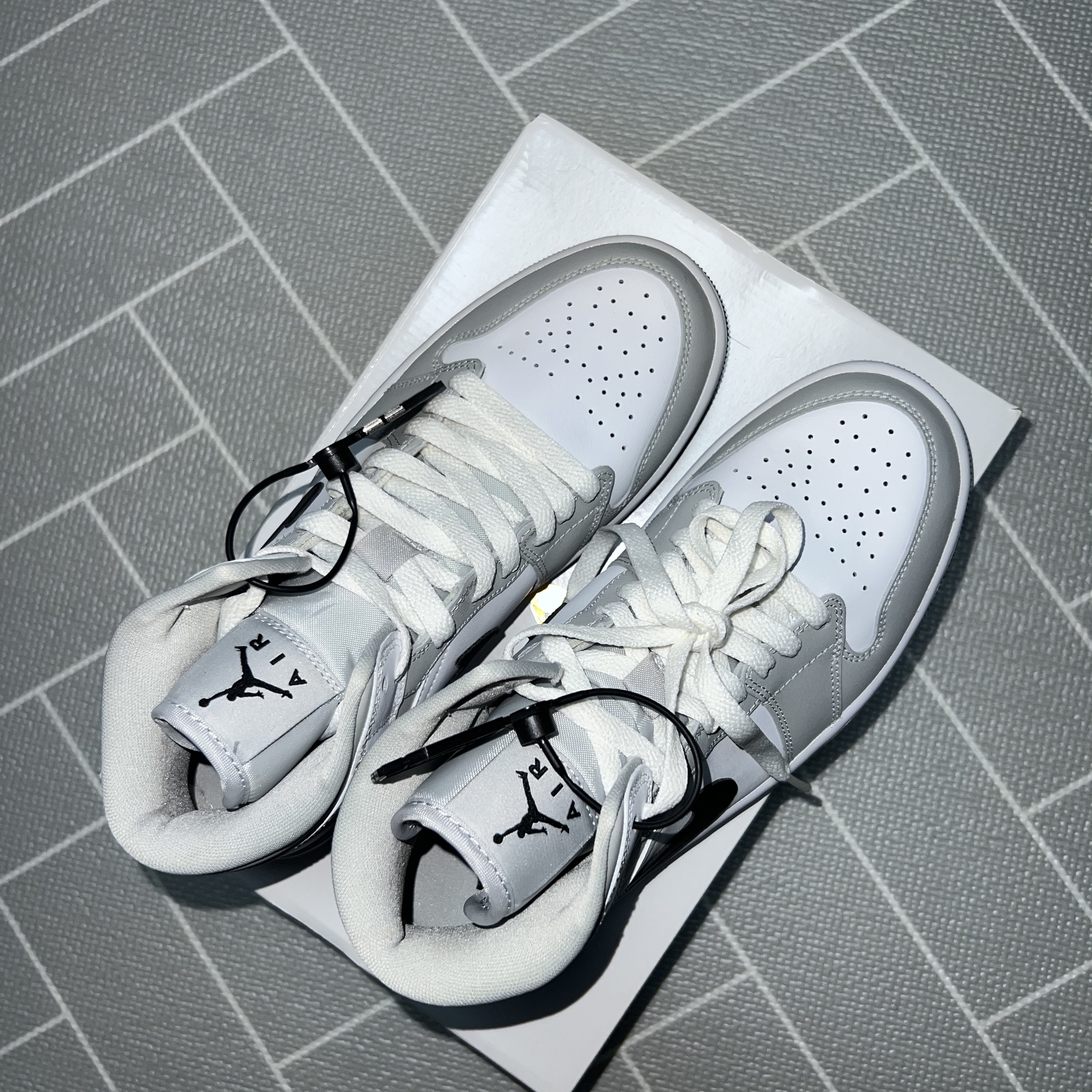 (W) Jordan 1 Mid Grey Fog 착용 스타일