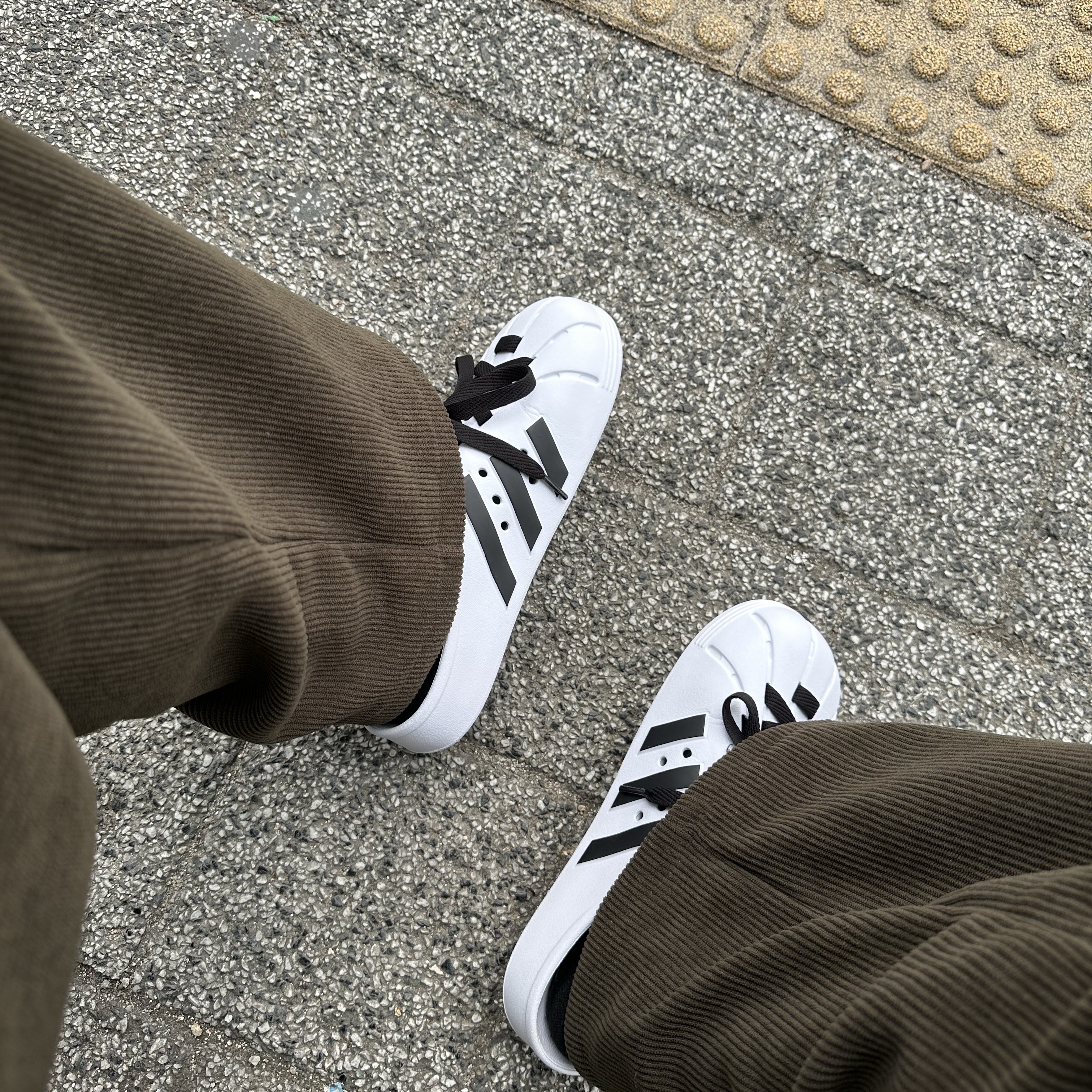 Adidas Adilette Clog White Black 착용 스타일