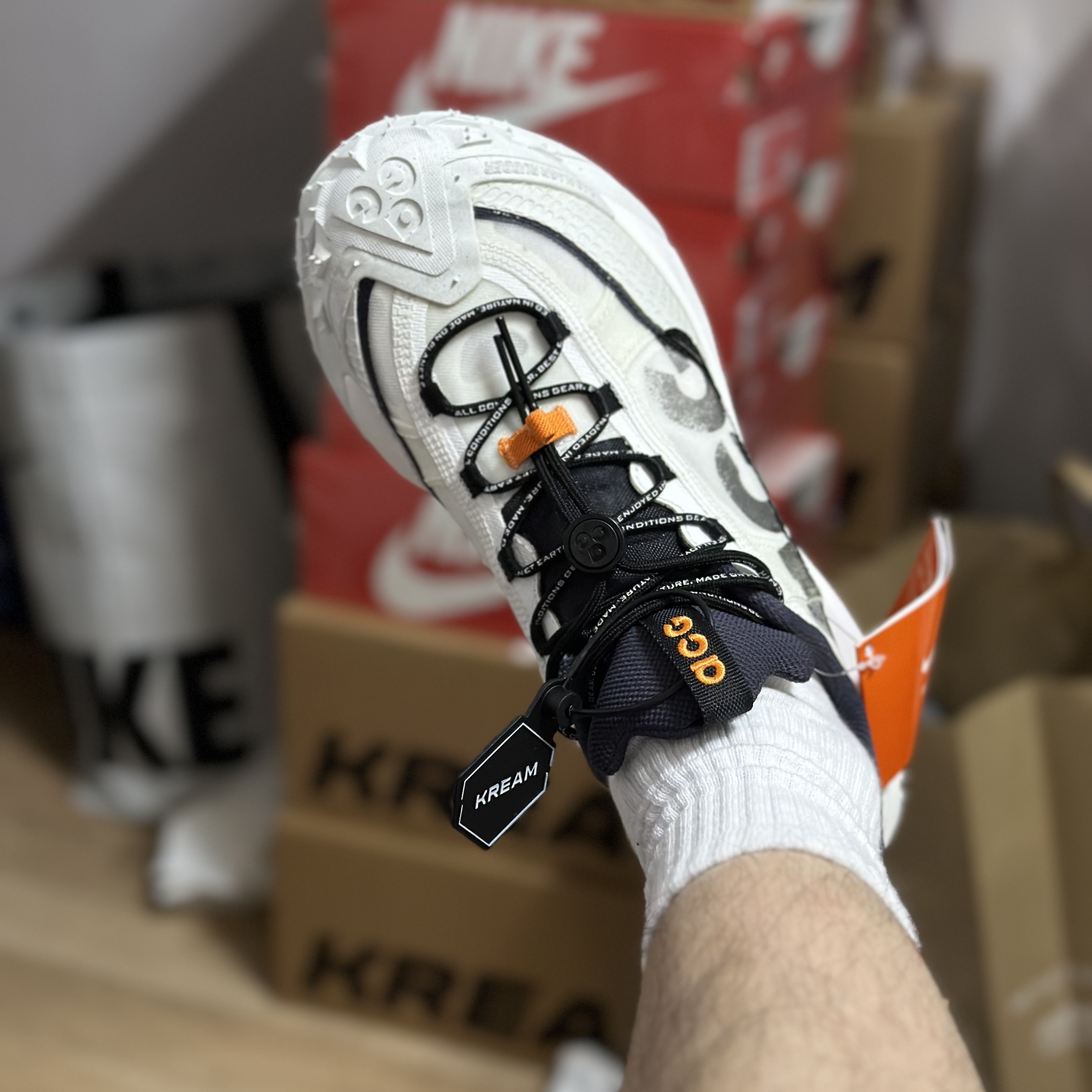 Nike ACG Mountain Fly 2 Low Summit White and Bright Mandarin 착용 스타일 - 1