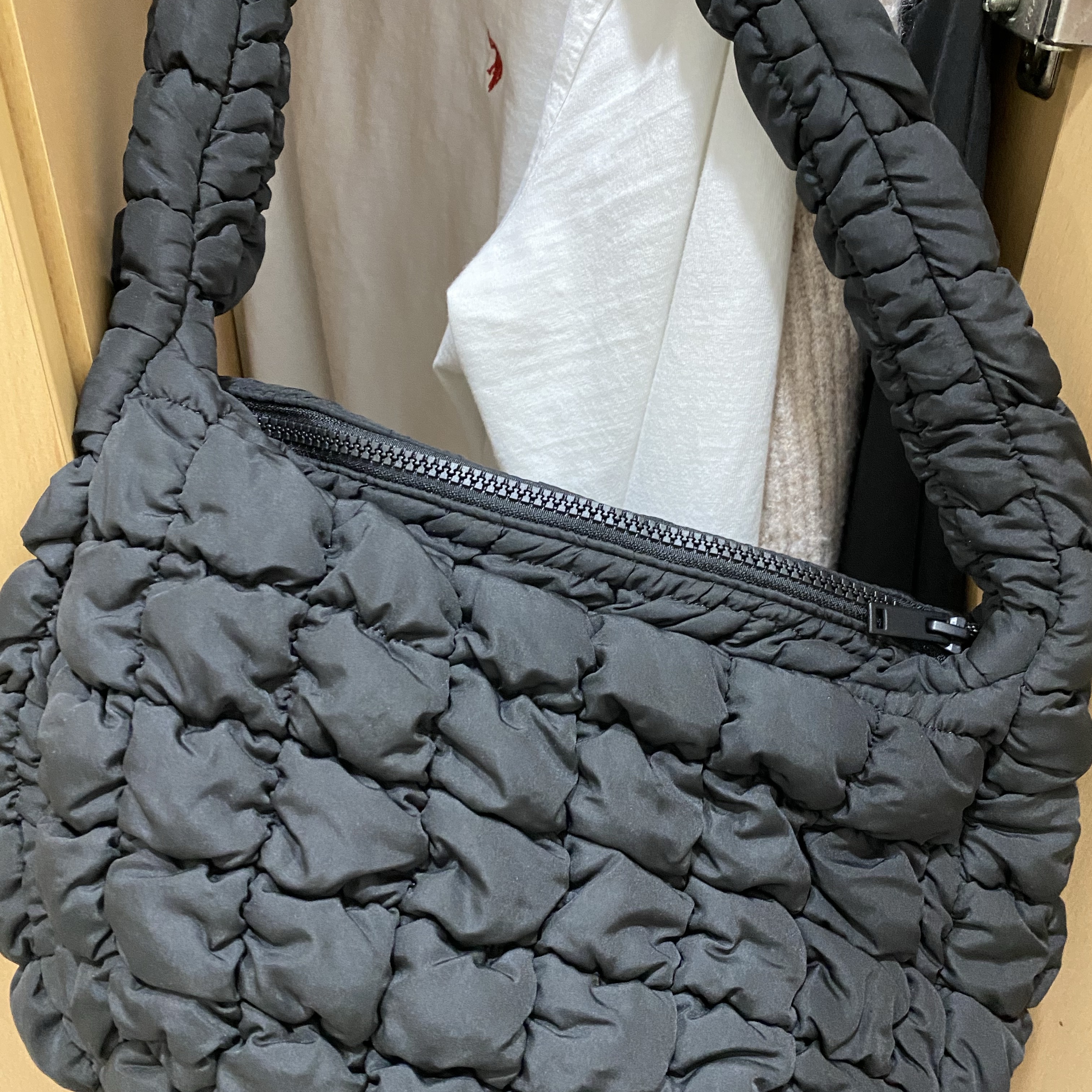 COS Quilted Messenger Bag Black 착용 스타일 - 2