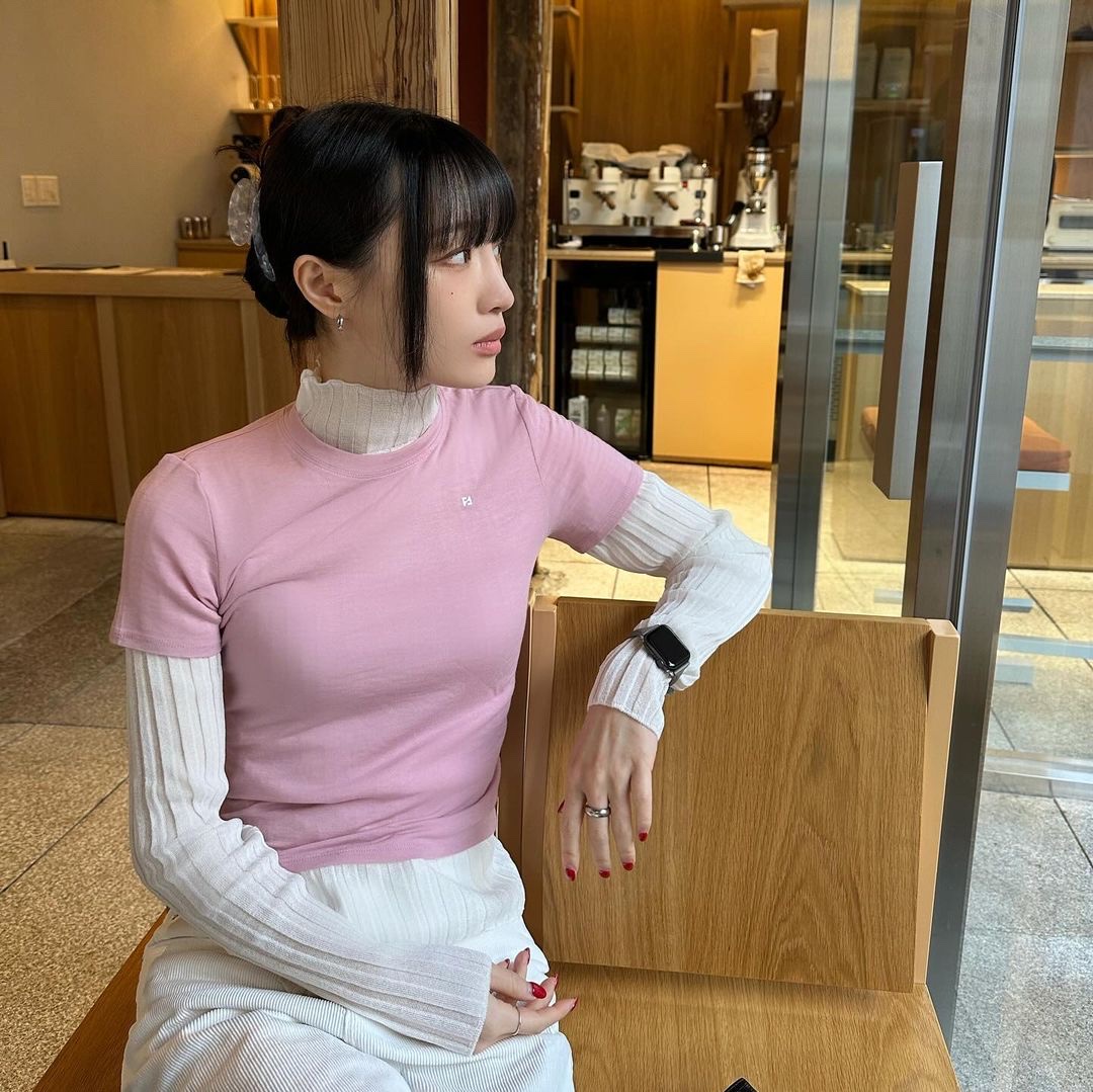STUDIOTABLE Soft Wool Simbol Top Pink, STUDIOTABLE Soft Wool Simbol Top Black 착용 스타일