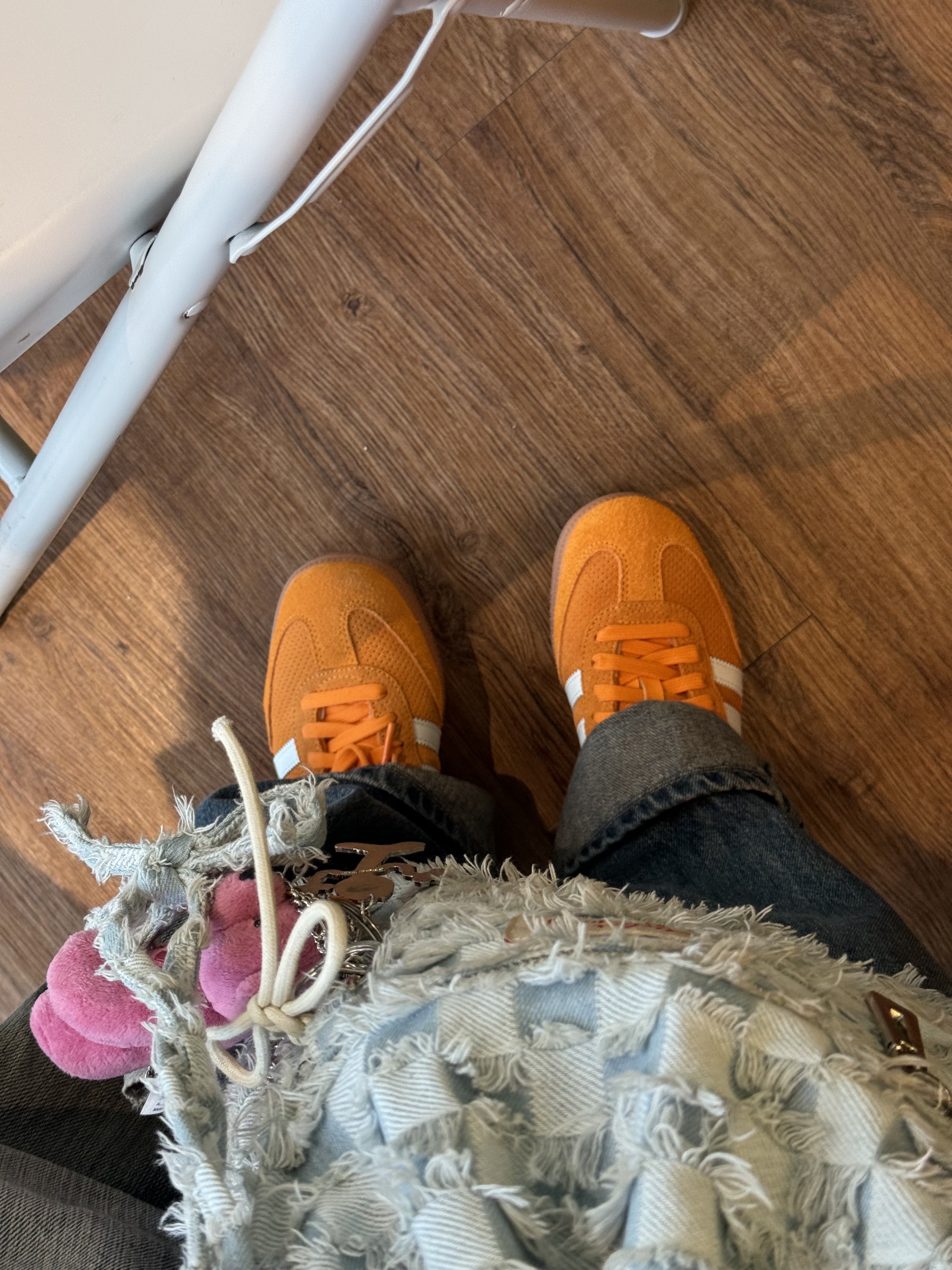 Adidas Samba OG Orange Rush, Matin Kim Accordion Necklace Wallet Black 착용 스타일 - 2