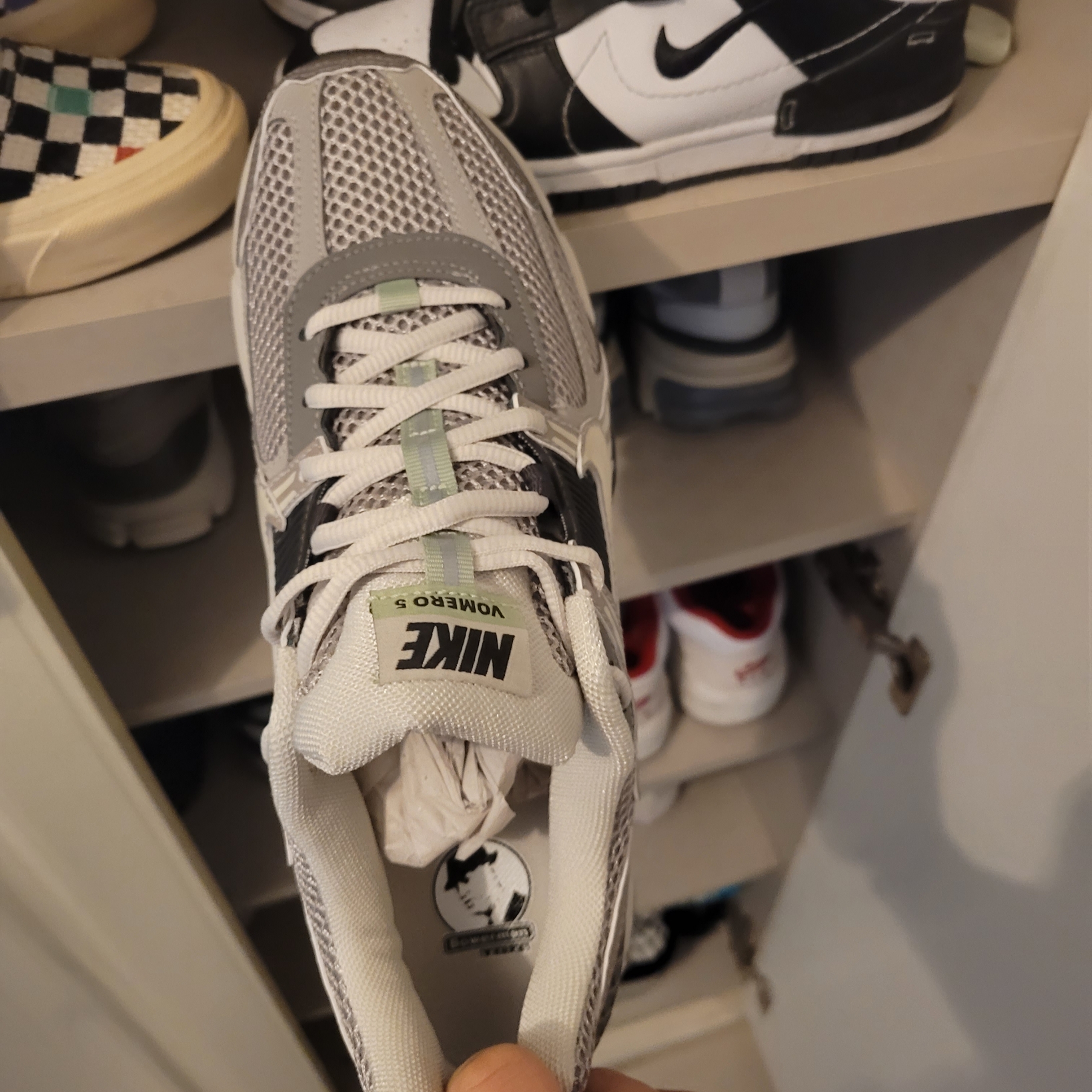 (W) Nike Zoom Vomero 5 Cobblestone and Flat Pewter 착용 스타일