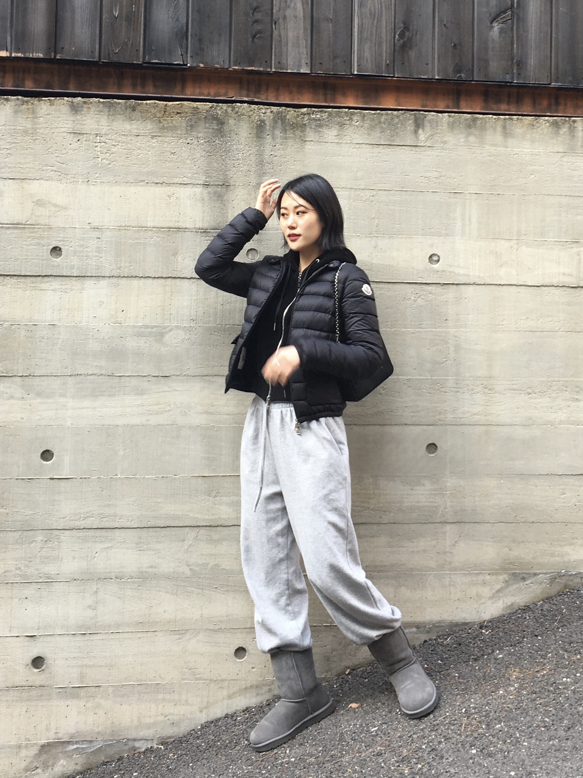 (W) Moncler Lans Short Down Jacket Black - 22SS, (W) UGG Classic Short II Boots Grey 착용 스타일 - 2
