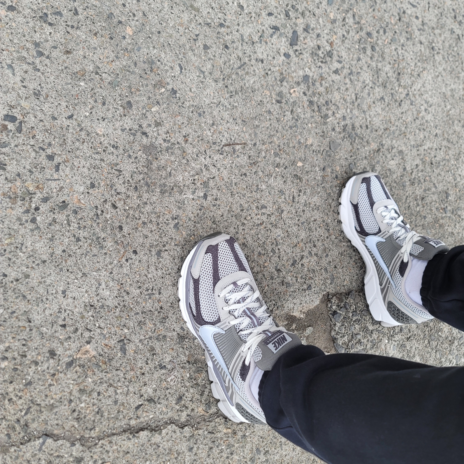 Nike Zoom Vomero 5 PRM Light Iron Ore and Flat Fewter 착용 스타일 - 2