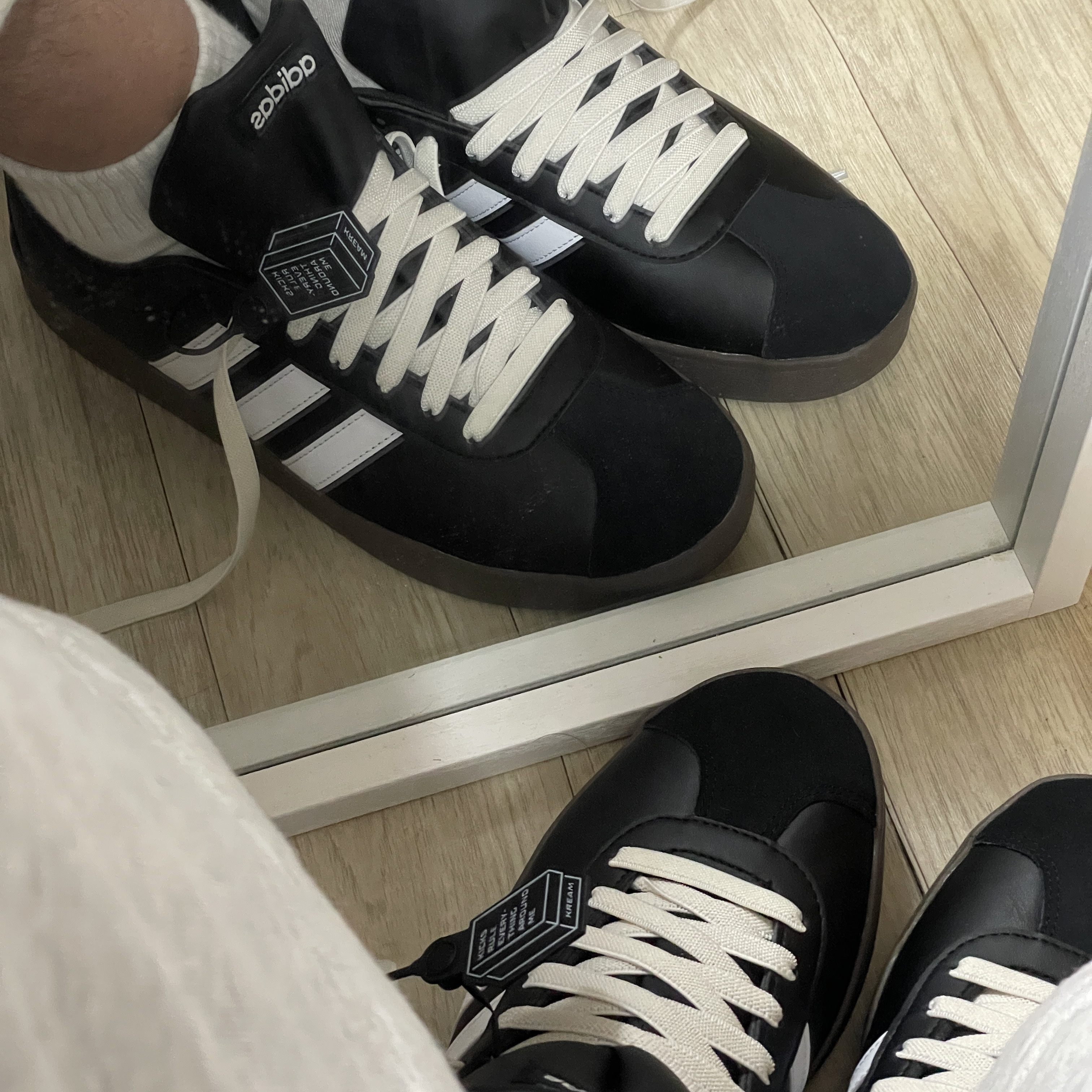 Adidas VL Court Base Core Black Cloud White 착용 스타일