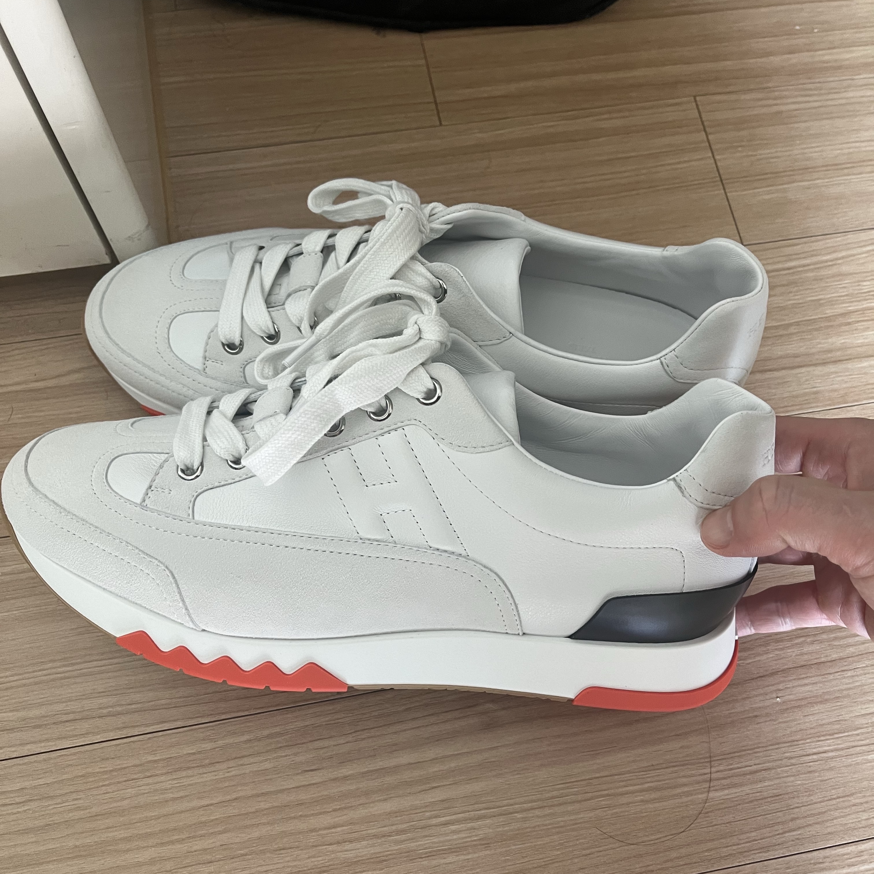 Hermes Trail Sneakers Calfskin Suede Goatskin & Blanc Noir 착용 스타일 - 4