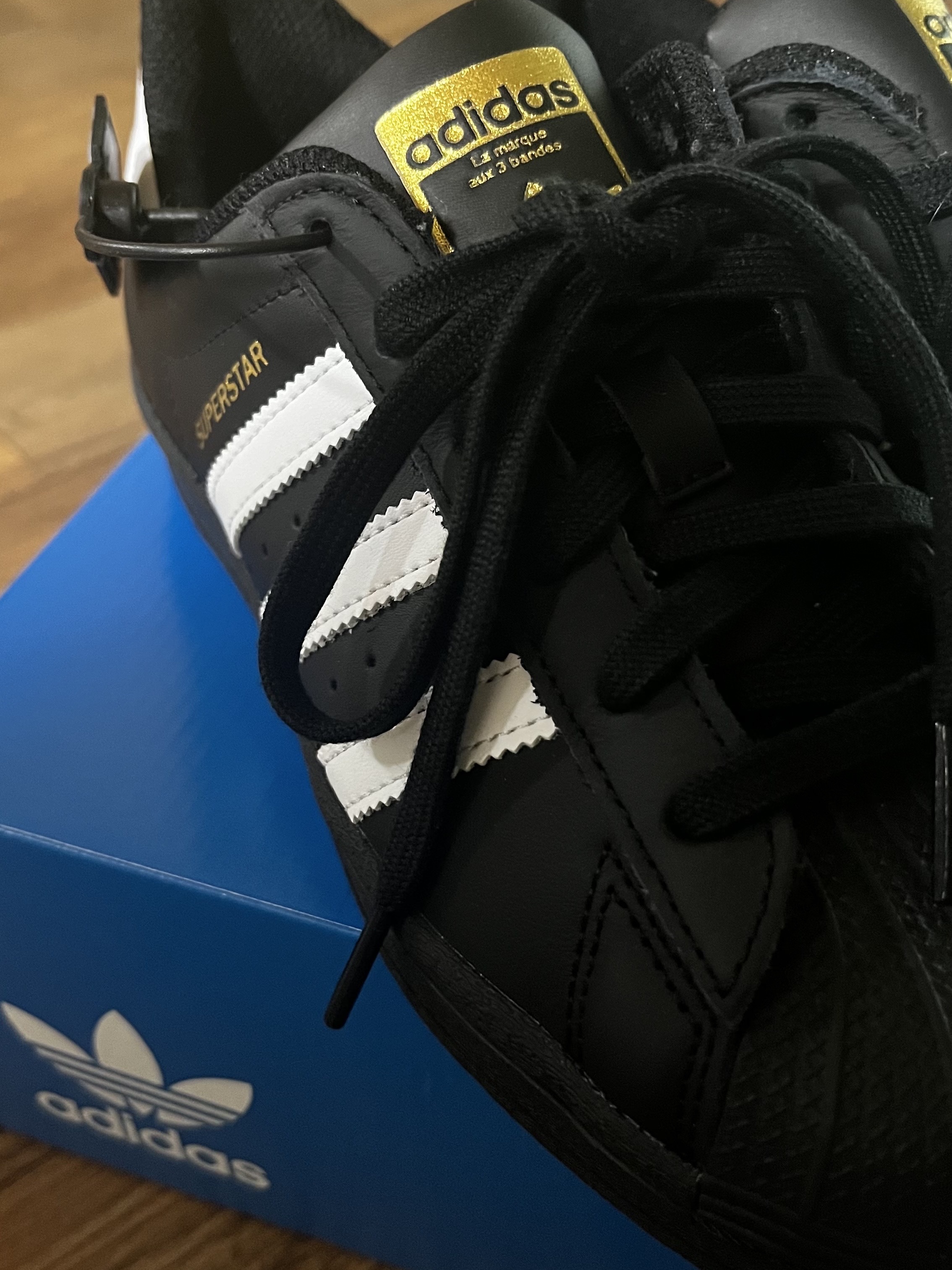 Adidas Superstar Core Black White 착용 스타일 - 1
