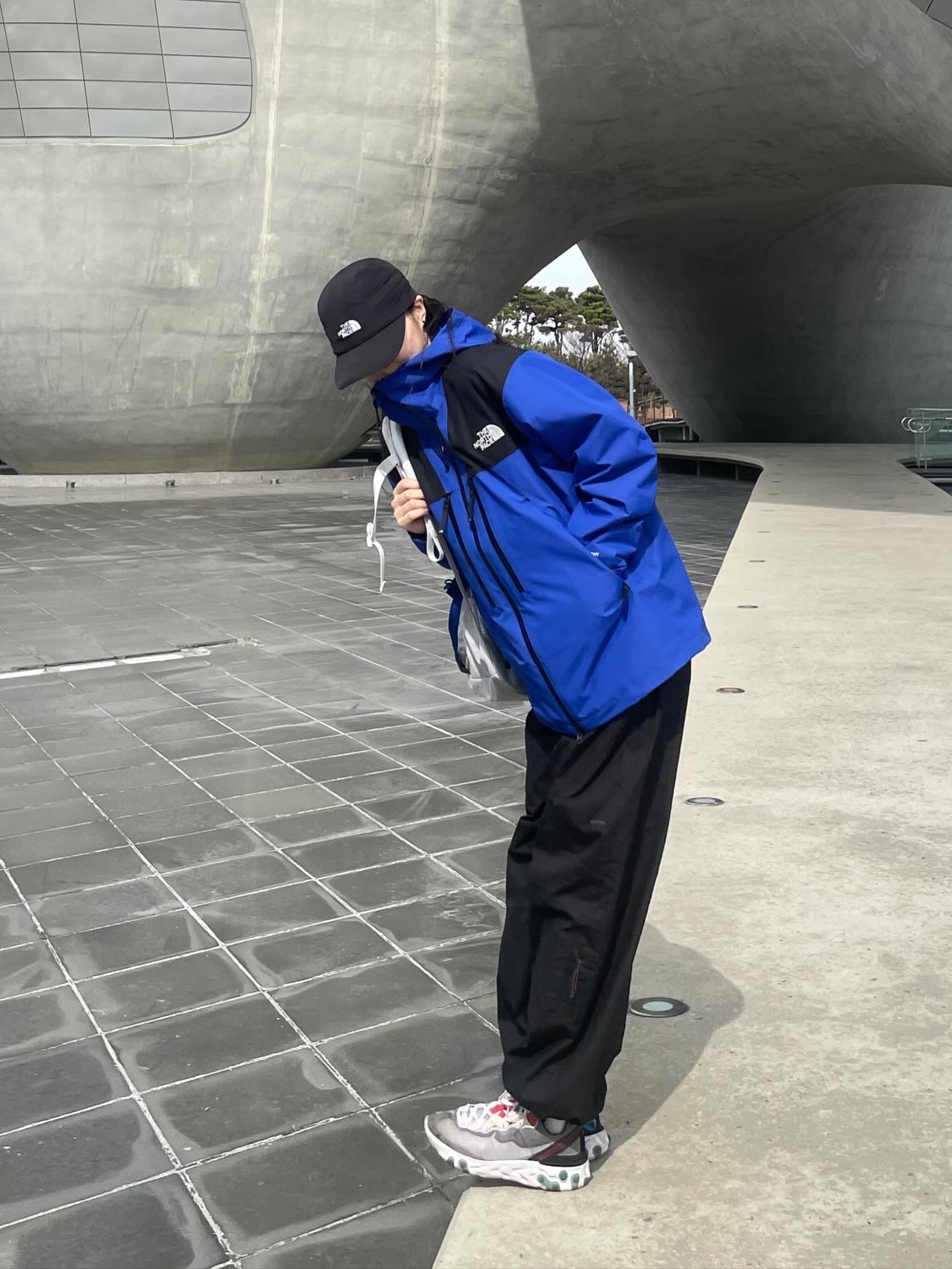 Nike React Element 87 Dark Grey Photo Blue, Supreme x The North Face Trekking Soft Bill Cap Black - 22SS 착용 스타일 - 1