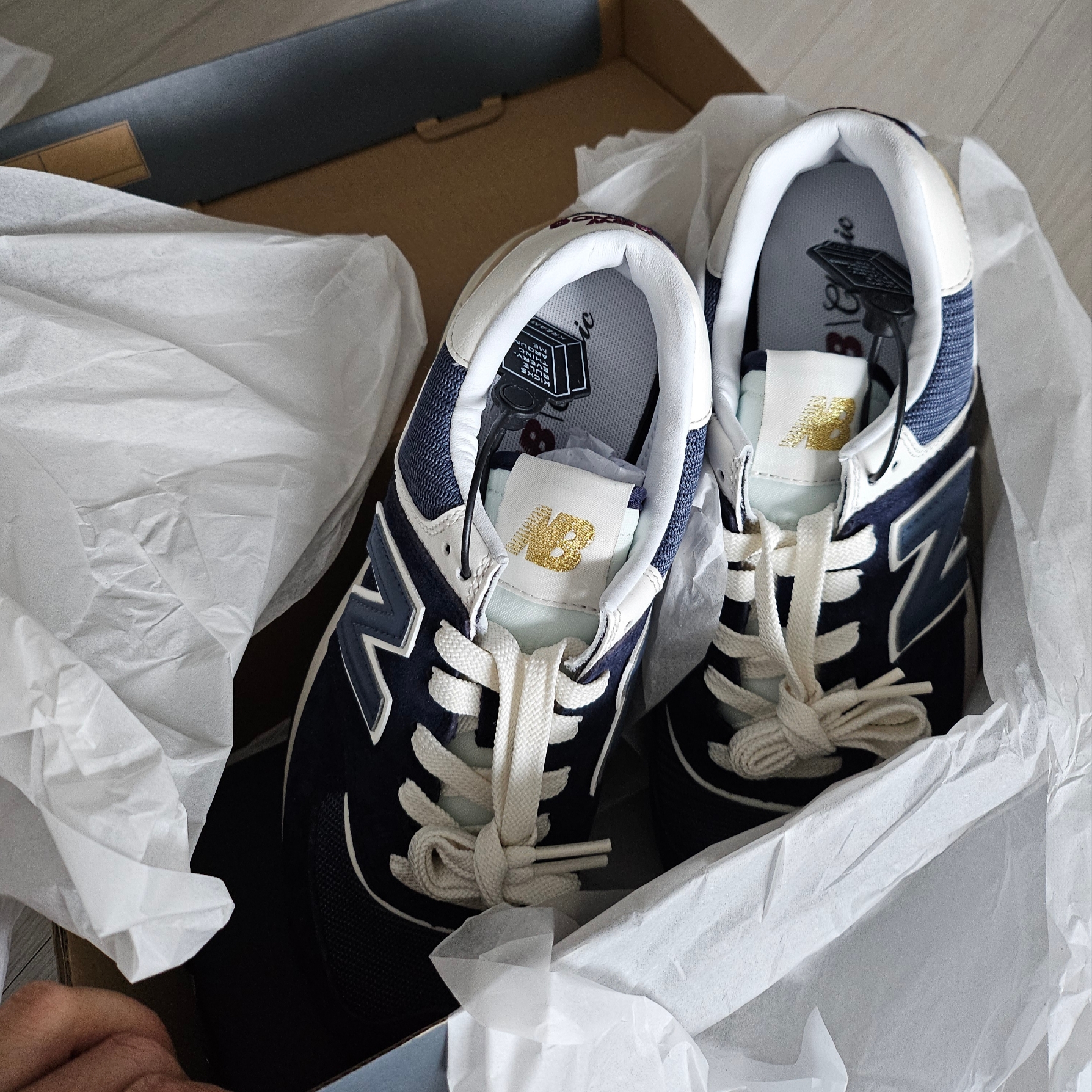 New Balance 574 Legacy Navy 착용 스타일 - 1