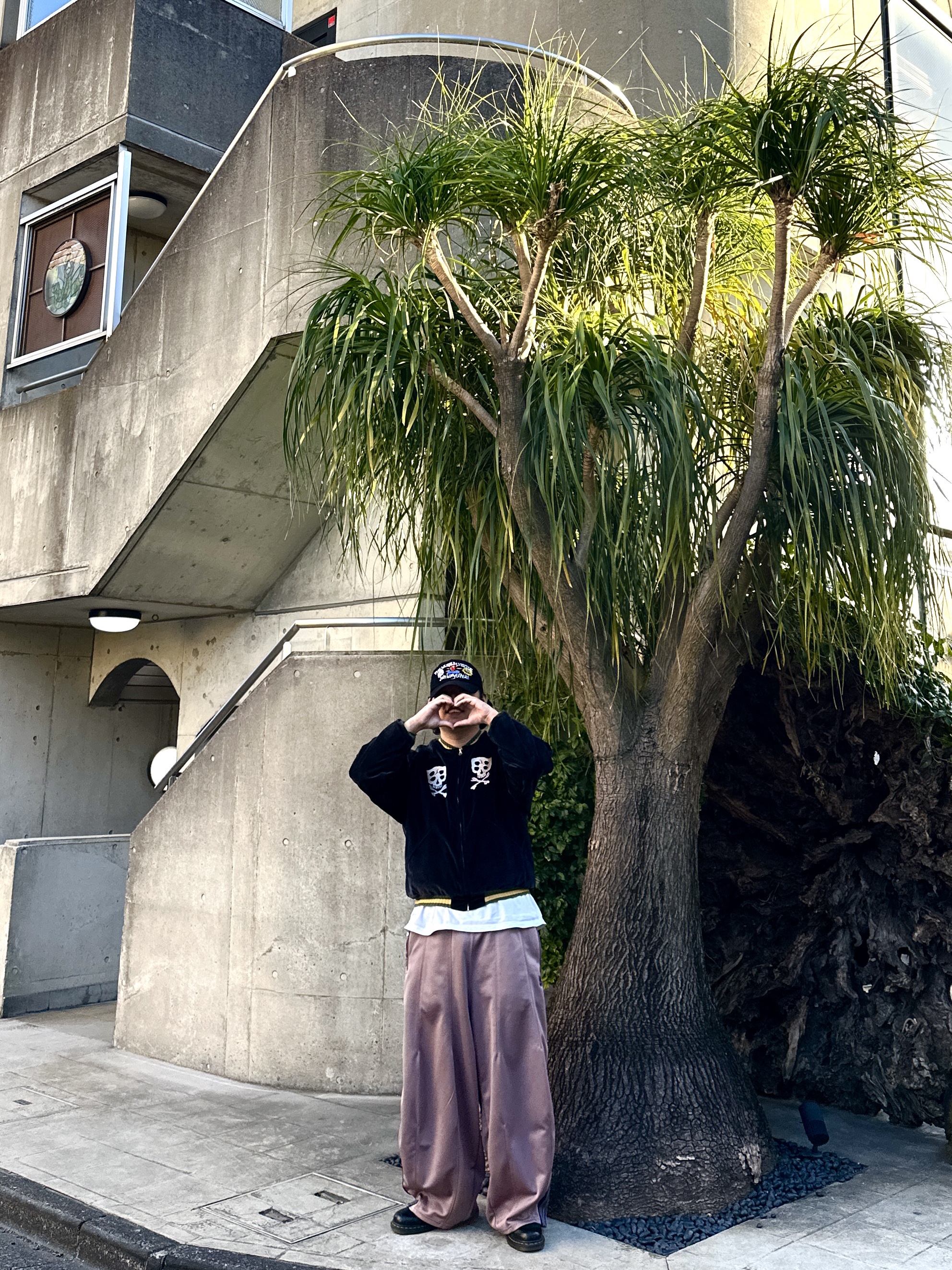 Kapital Velveteen Sulfide Souvenir Rain Skull Jacket Black, Needles H.D. Track Pants Poly Smooth Taupe 착용 스타일 - 2