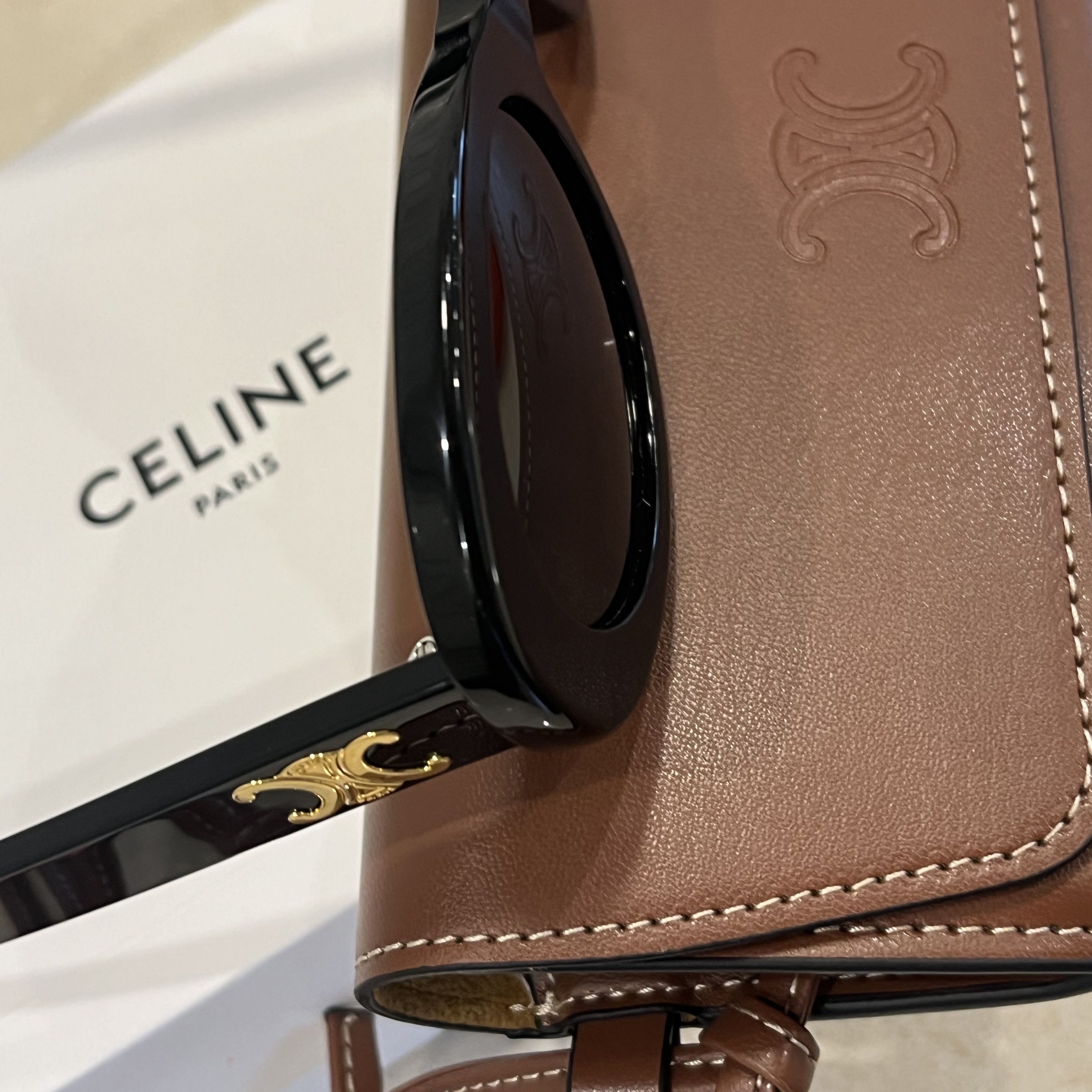 (W) Celine Triomphe 01 Sunglasses in Acetate Black 착용 스타일