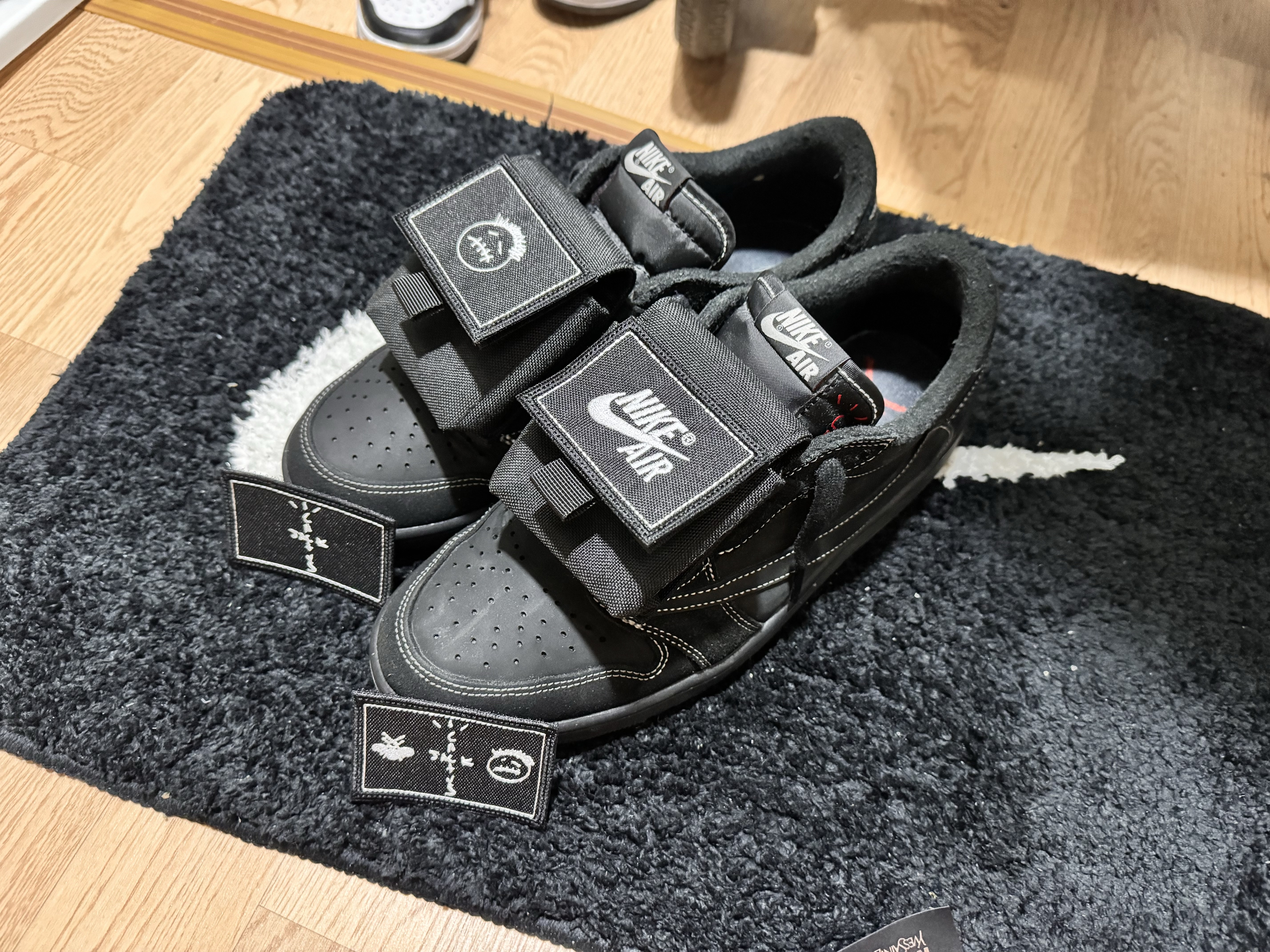 Jordan 1 x Travis Scott Retro Low OG SP Black Phantom ์ฐฉ์ฉ ์คํ์ผ - 2