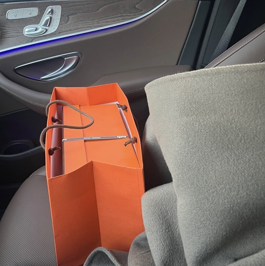 Hermes Trail Sneakers Calfskin Suede Goatskin & Blanc Noir 착용 스타일 - 3