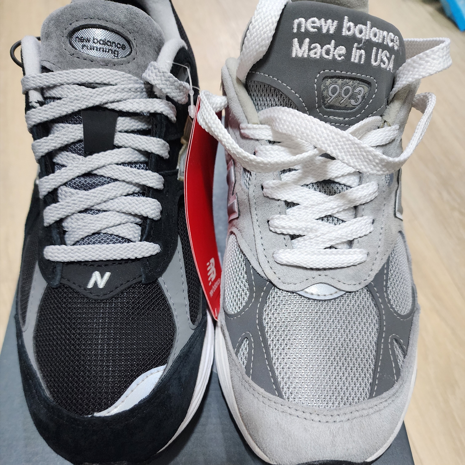 New Balance 2002R Gore-Tex Black Silver Metalic, New Balance 991 Made in UK Grey 착용 스타일 - 3