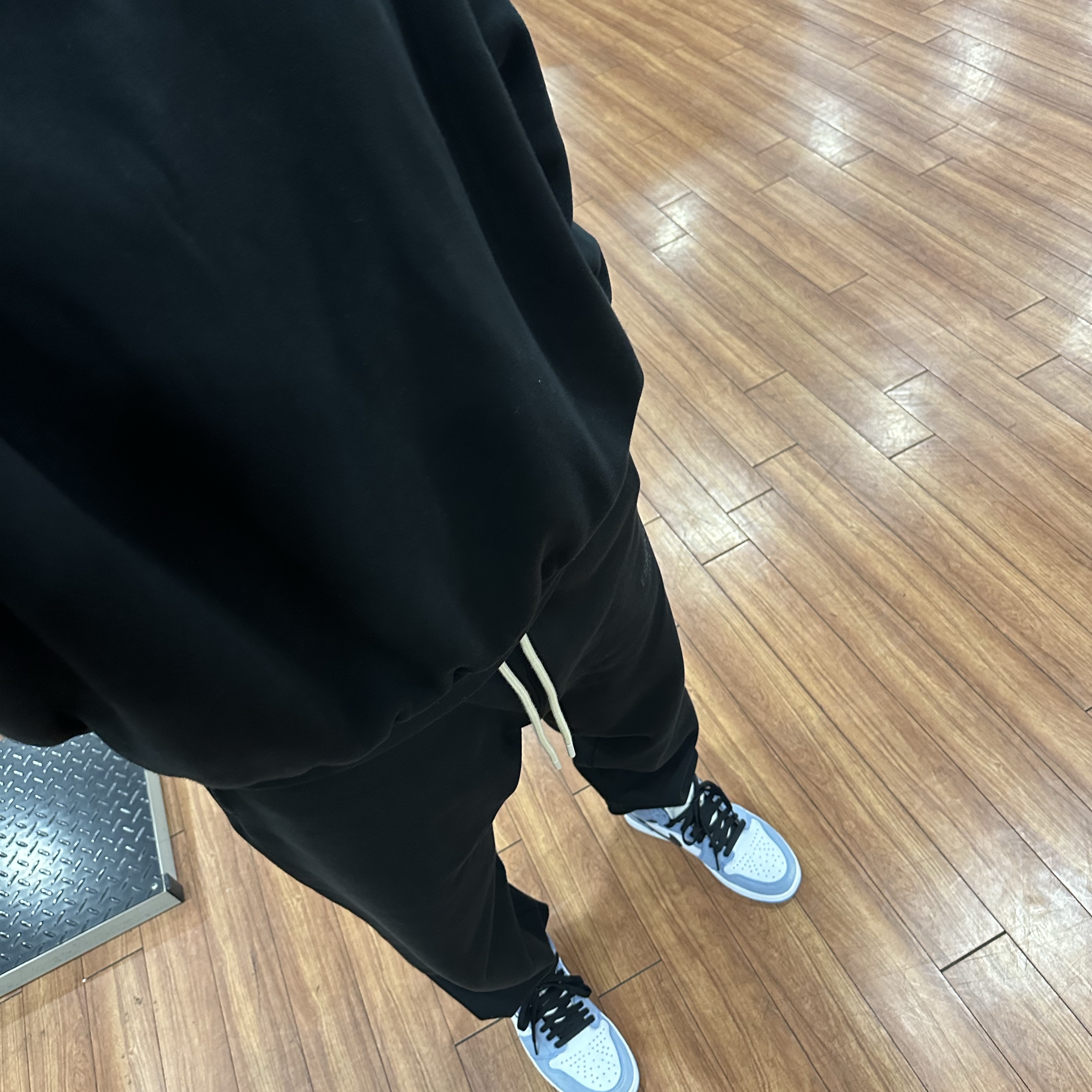 Essentials Sweatpants Jet Black - 23FW, Essentials Hoodie Jet Black - 23FW 착용 스타일 - 2
