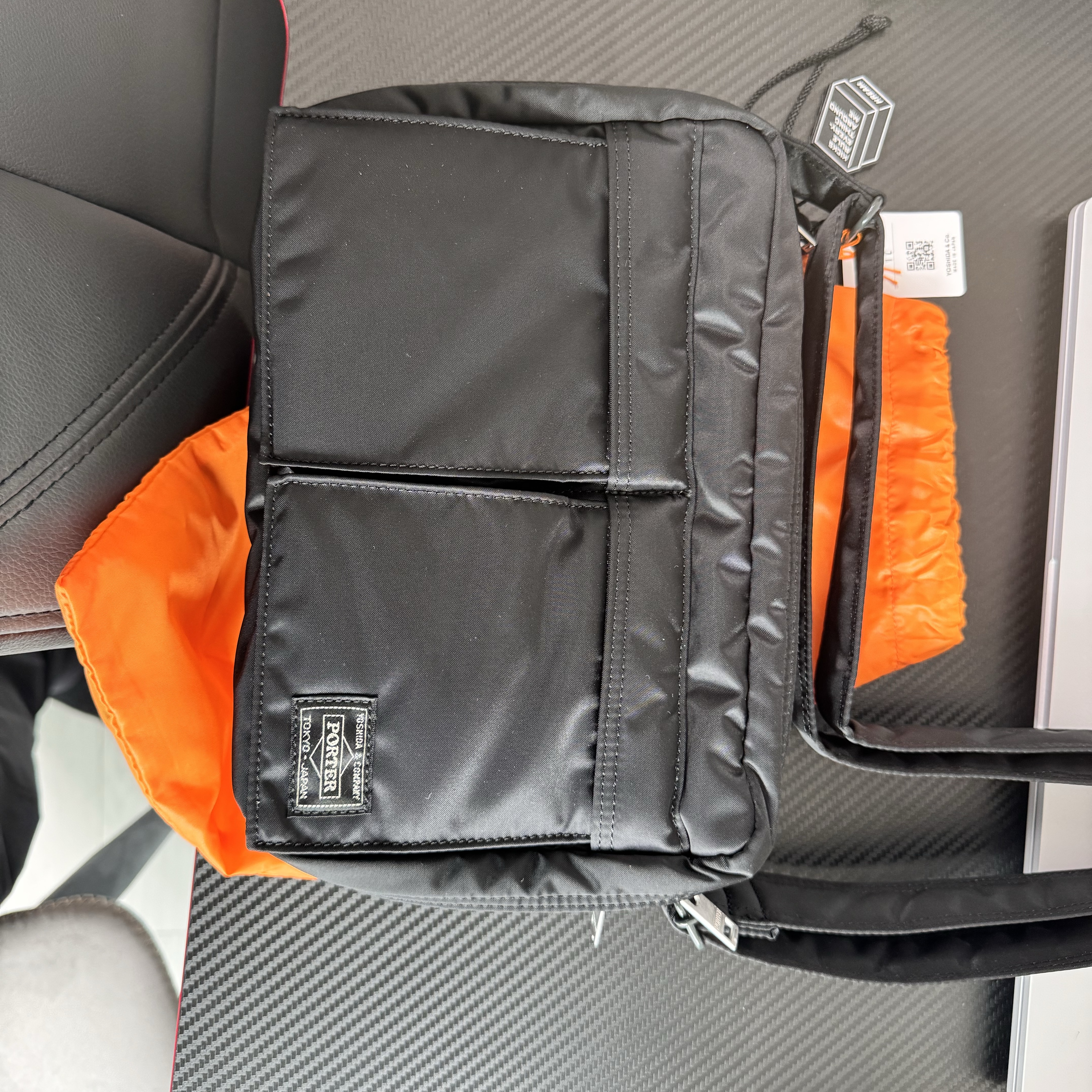 Porter Tanker Shoulder Bag S Black 착용 스타일