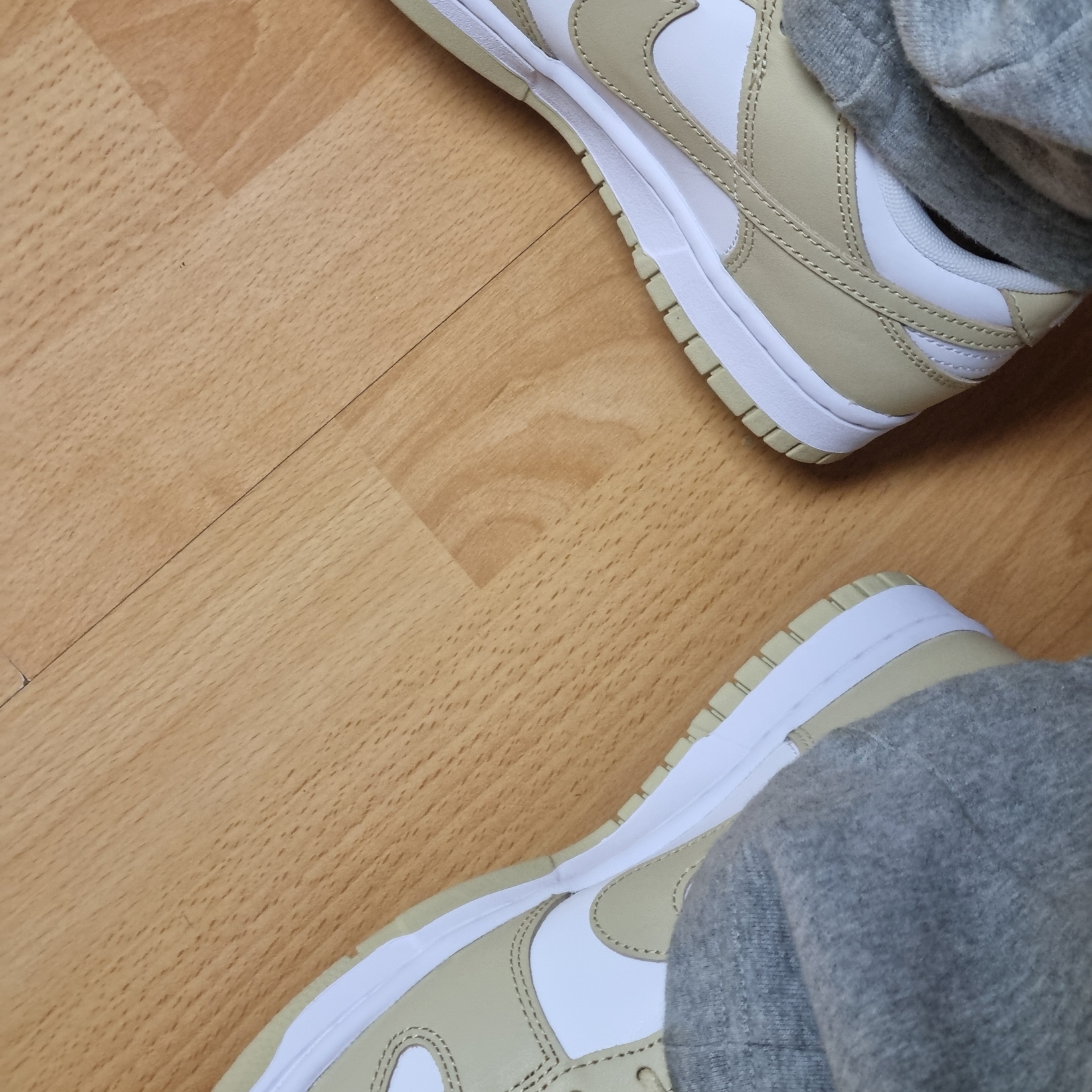 Nike Dunk Low Team Gold and White 착용 스타일