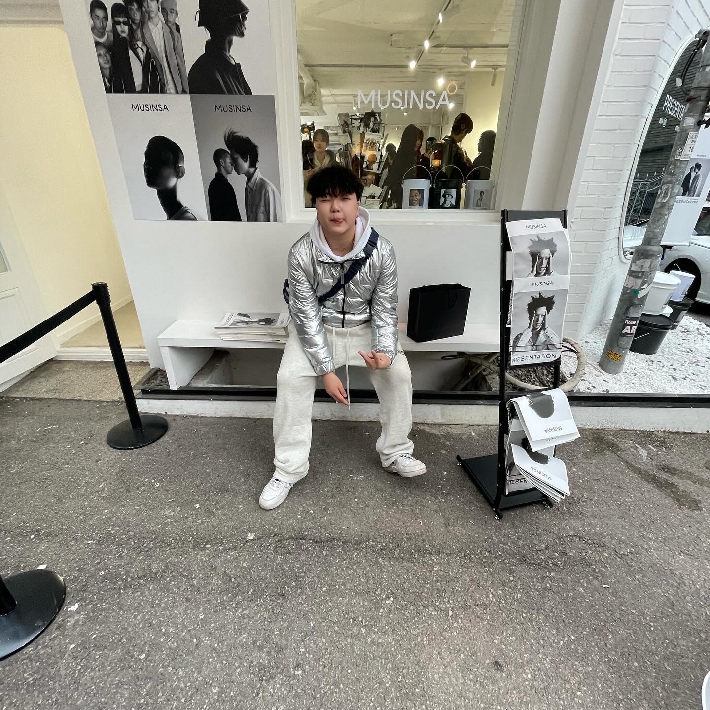 Essentials The Core Collection Relaxed Sweatpants Light Oatmeal, Nike Air Force 1 Mid React Pure Platinum Black 착용 스타일 - 1