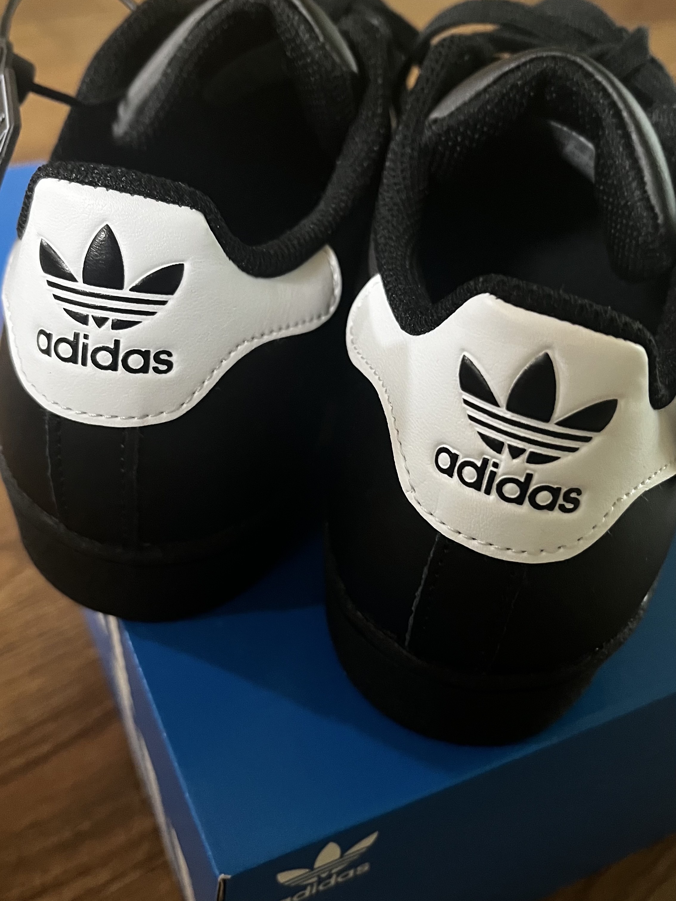 Adidas Superstar Core Black White 착용 스타일 - 2