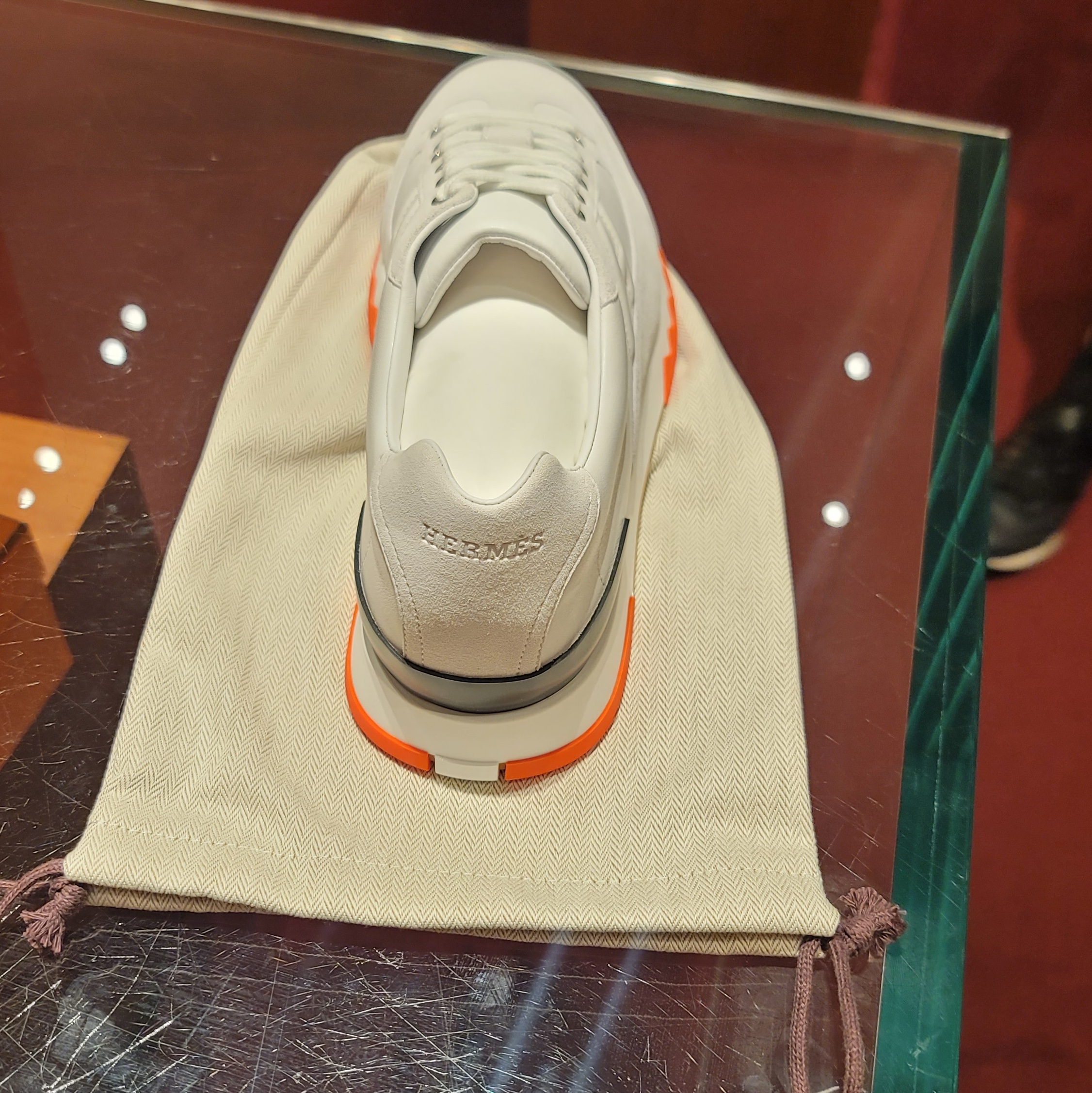 Hermes Trail Sneakers Calfskin Suede Goatskin & Blanc Noir 착용 스타일 - 2