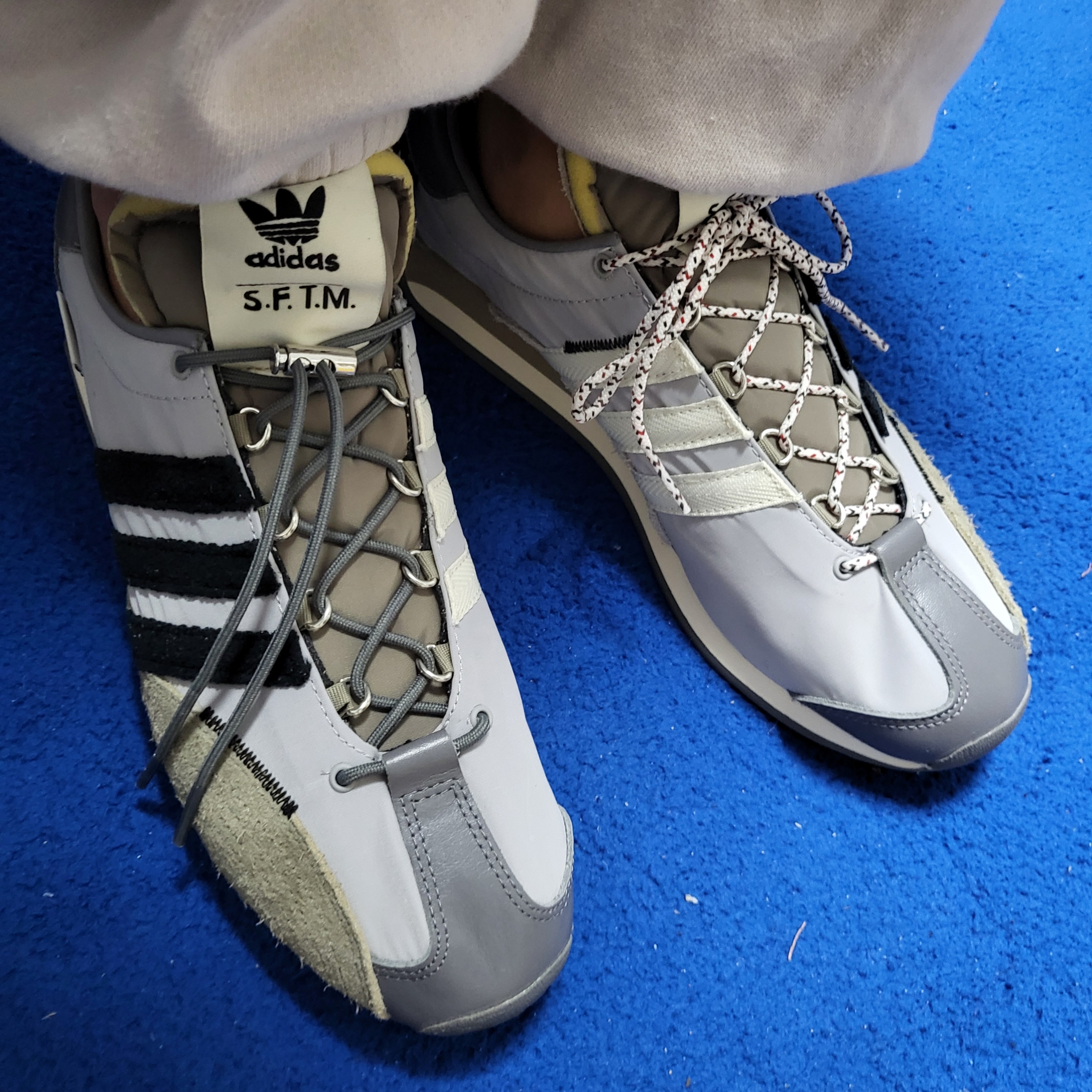 Adidas x Song for the Mute Country OG Grey Two Core Black 착용 스타일 - 2