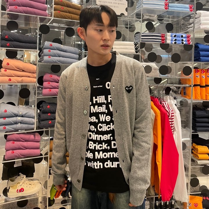 Play Comme des Garcons Black Heart Knit Cardigan Grey 착용 스타일