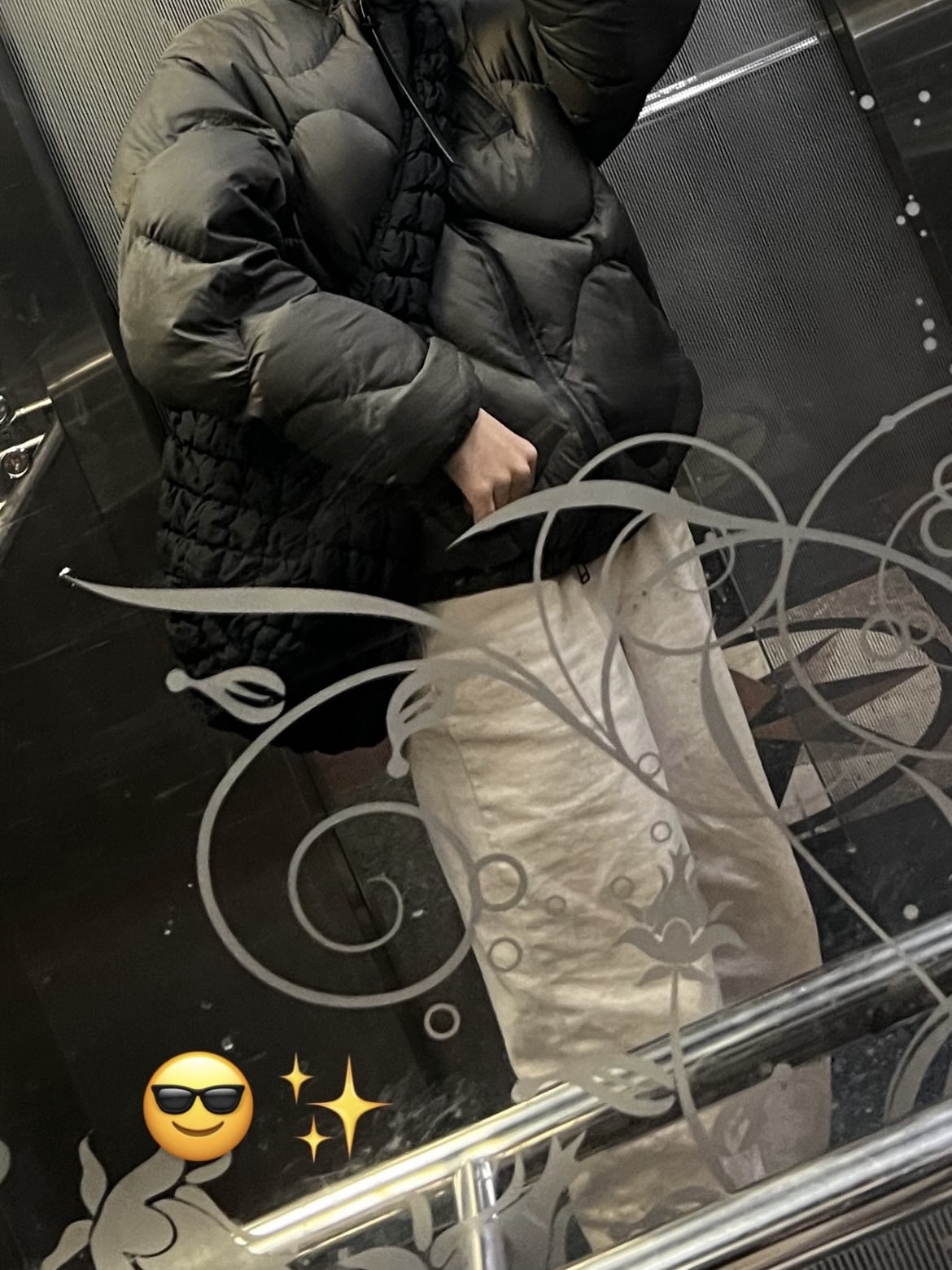 COS Quilted Oversized Shoulder Bag Black 착용 스타일