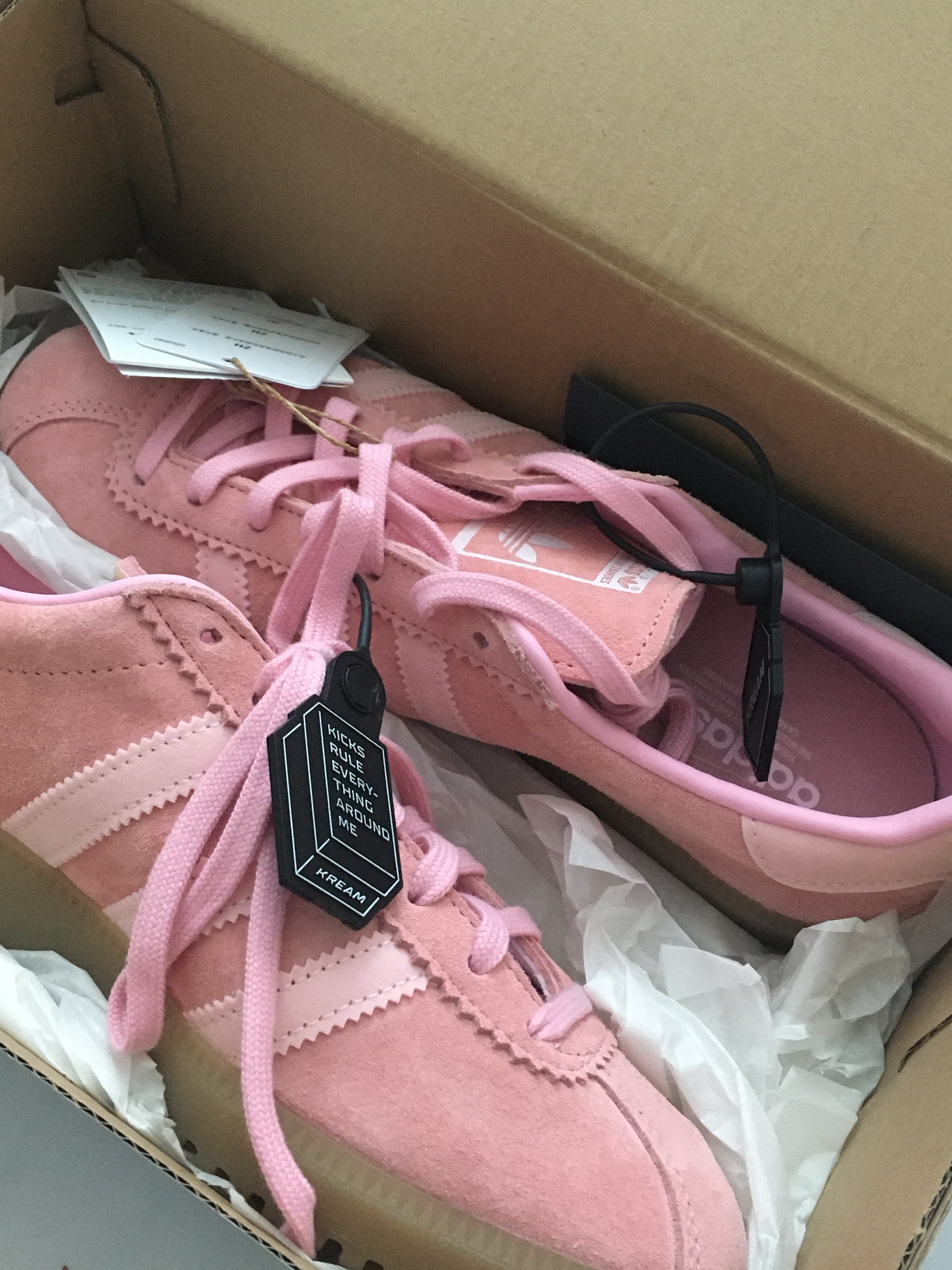 Adidas Bermuda Glow Pink 착용 스타일 - 2