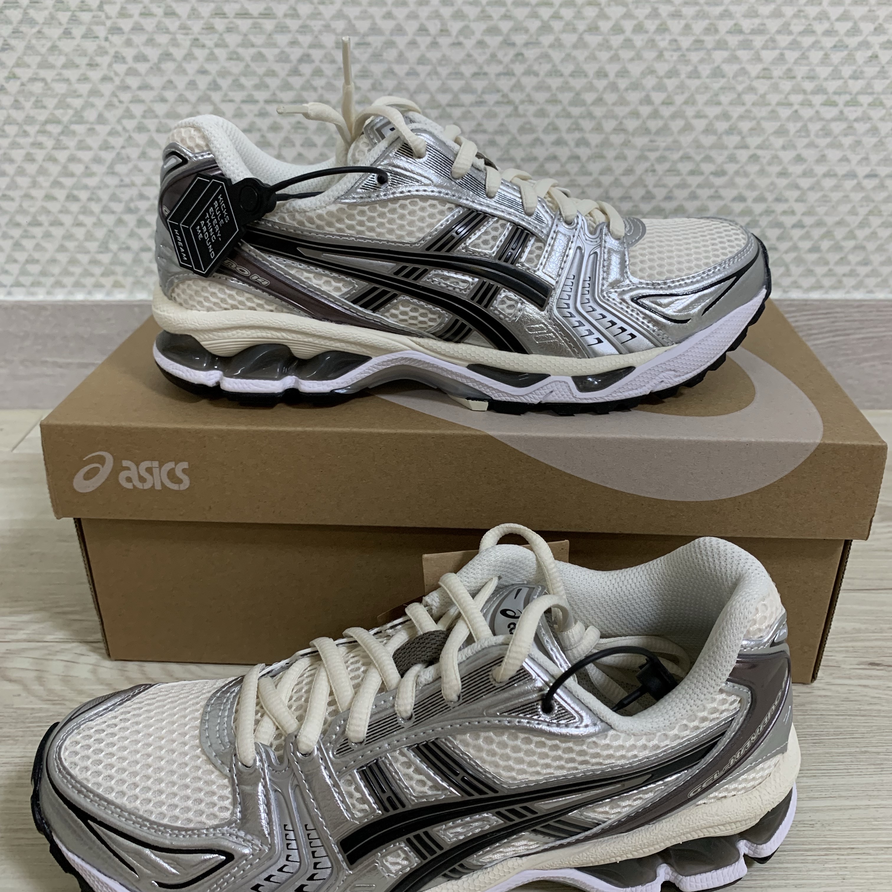 Asics Gel-Kayano 14 Cream Black 착용 스타일