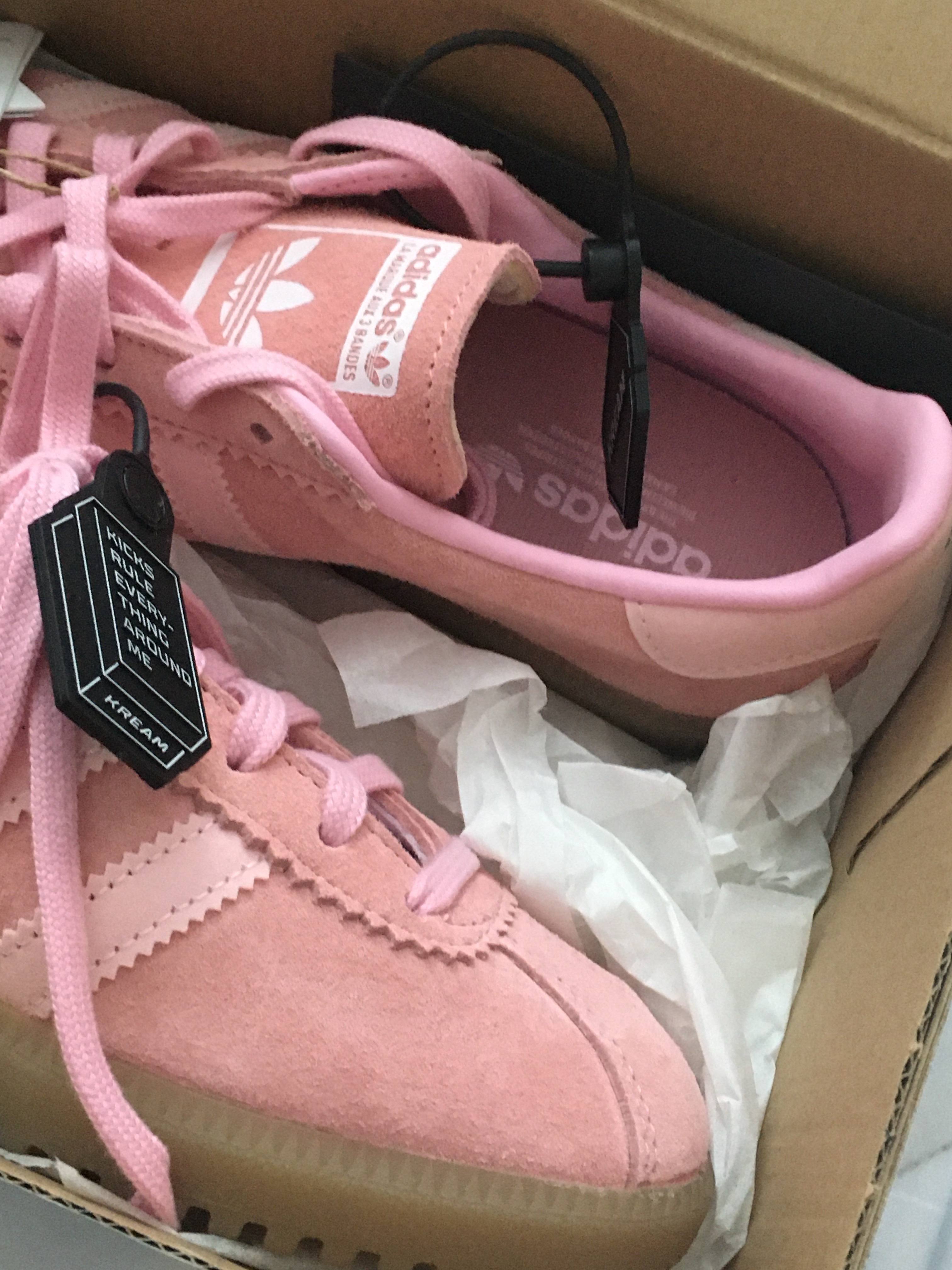 Adidas Bermuda Glow Pink 착용 스타일 - 1