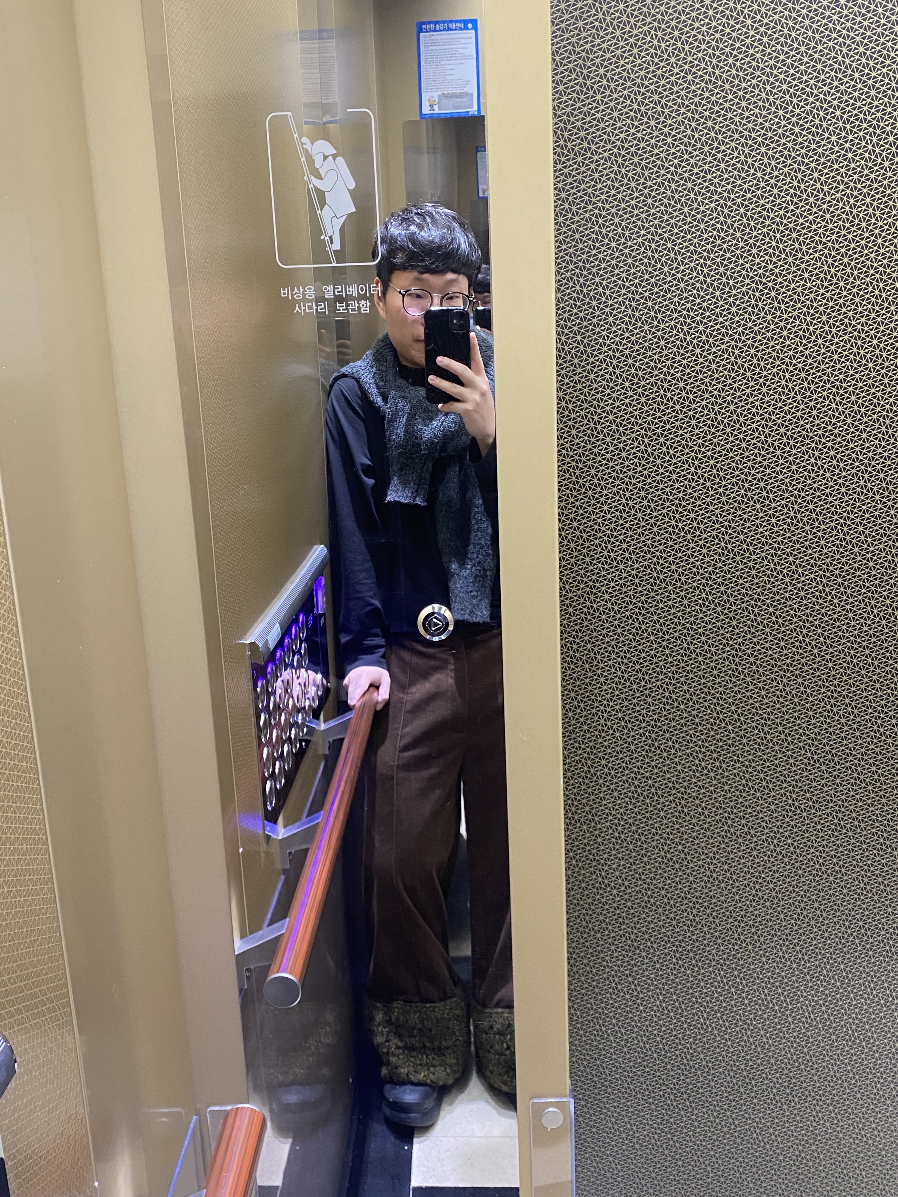 Crocs Classic Crush Boot Black, [KREAM 단독] Softoffice x Namjune Paik Moon is The Oldest TV Jabot 착용 스타일