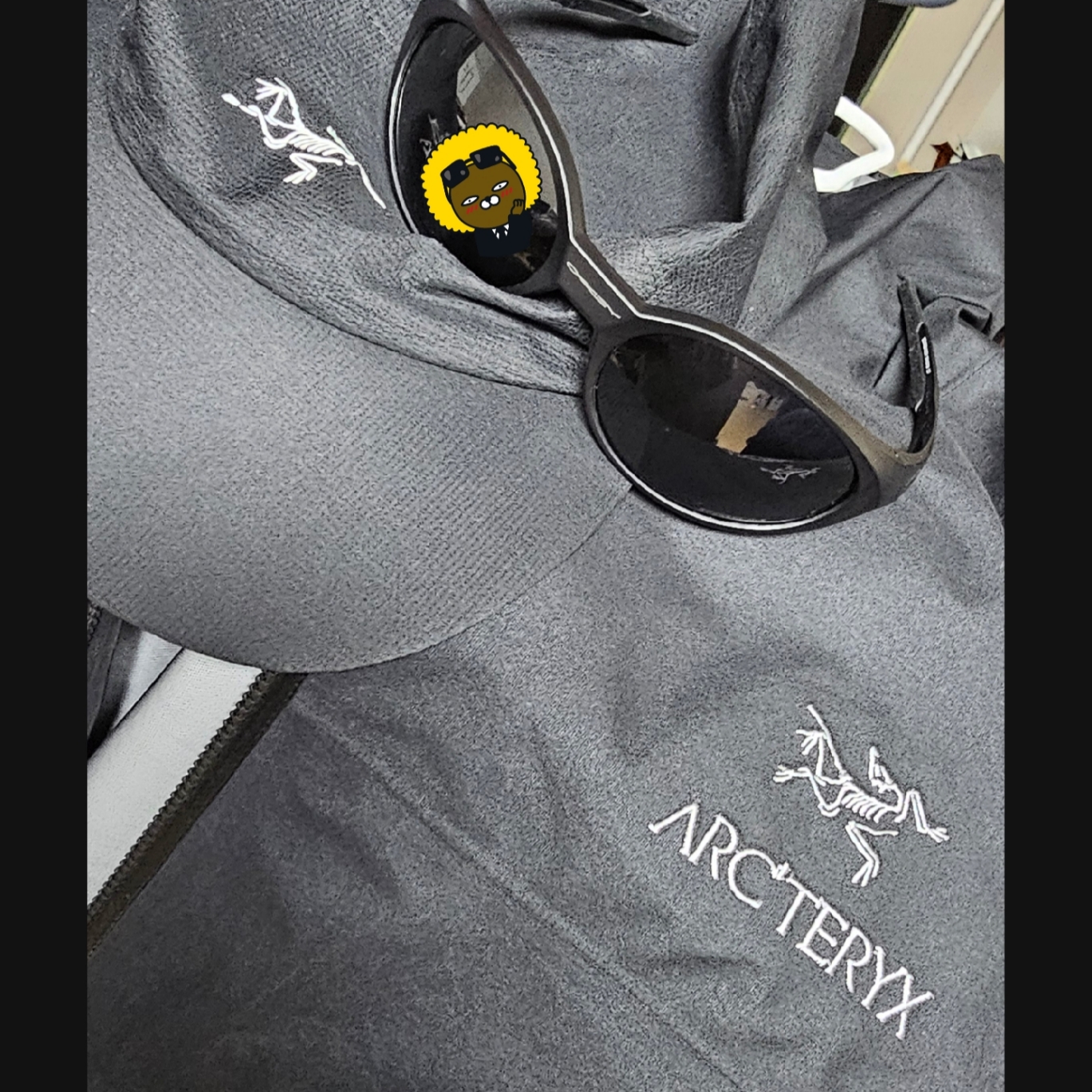 Oakley Eye Jacket Redux Matte Black Frame Prizm Grey Lenses High Bridge Fit, Arc'teryx Norvan Cap Black 착용 스타일